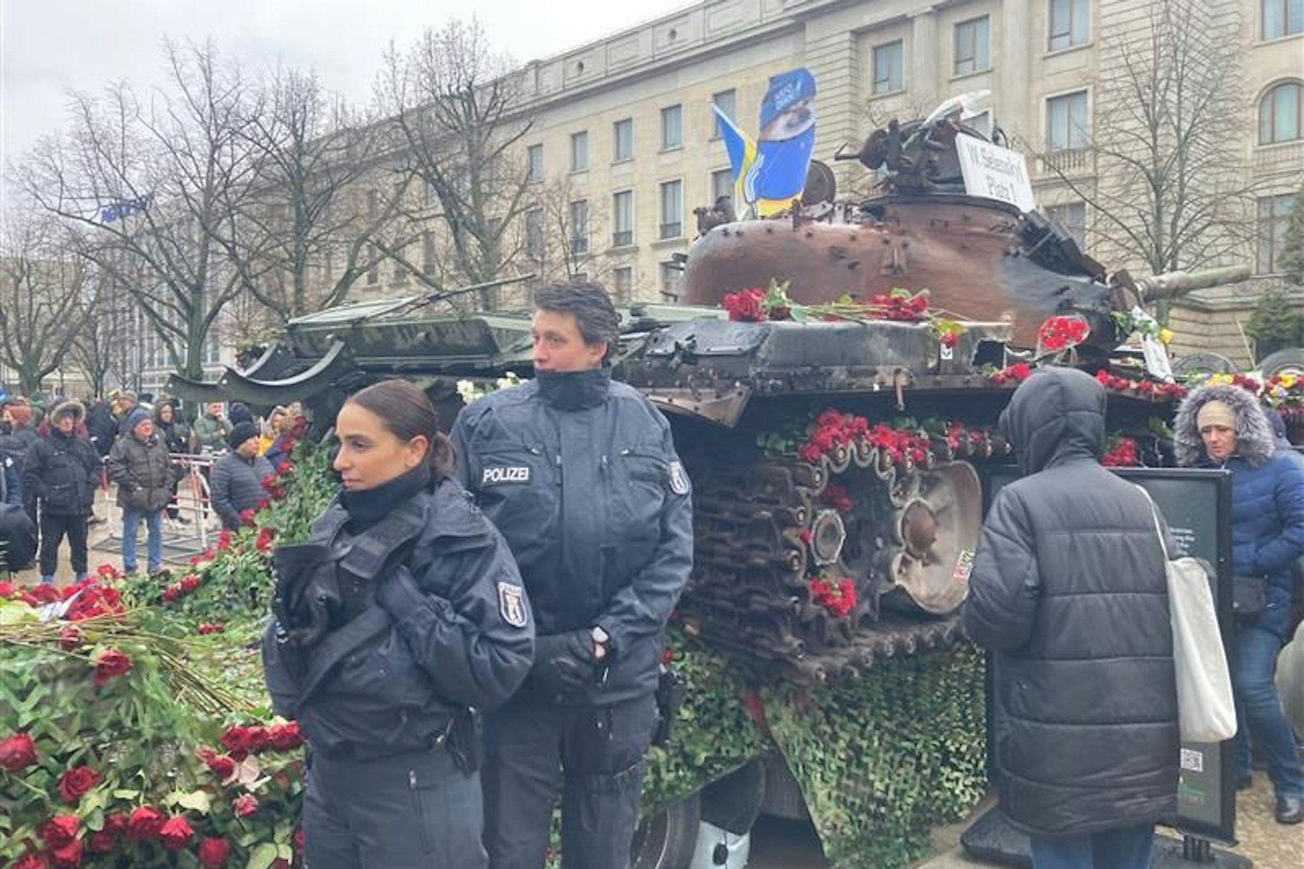 Polizisten bewachen den Panzer, weil es dort immer wieder zu Handgreiflichkeiten kommt.&nbsp;