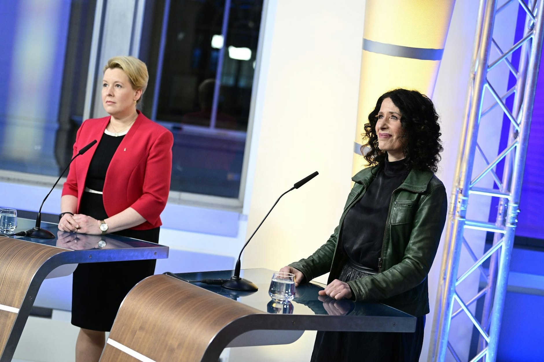 Die Spitzenkandidatinnen von SPD und Grünen, Franziska Giffey (l) und Bettina Jarasch stehen im RBB-Studio. (Archivfoto).&nbsp;