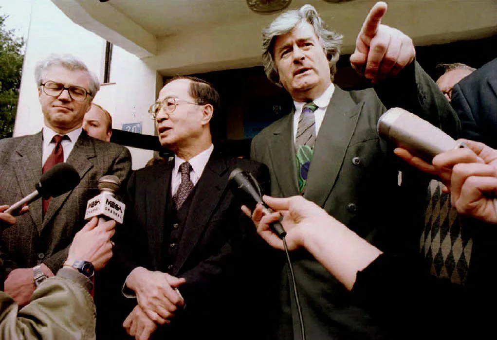 Bosnischer Serbenführer Radovan Karadzic (rechts)