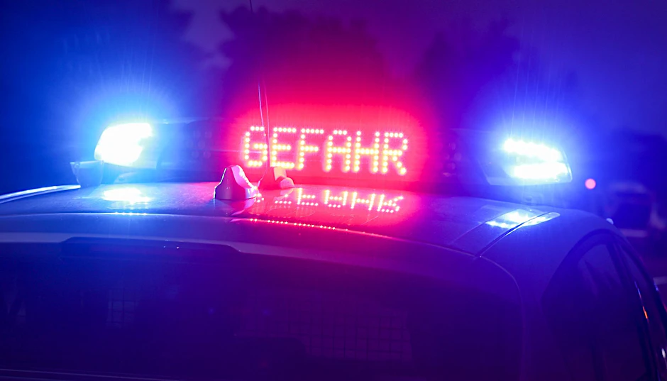 ARCHIV - Der Hinweis «Gefahr» leuchtet auf dem Dach eines Einsatzwagens der Polizei.  