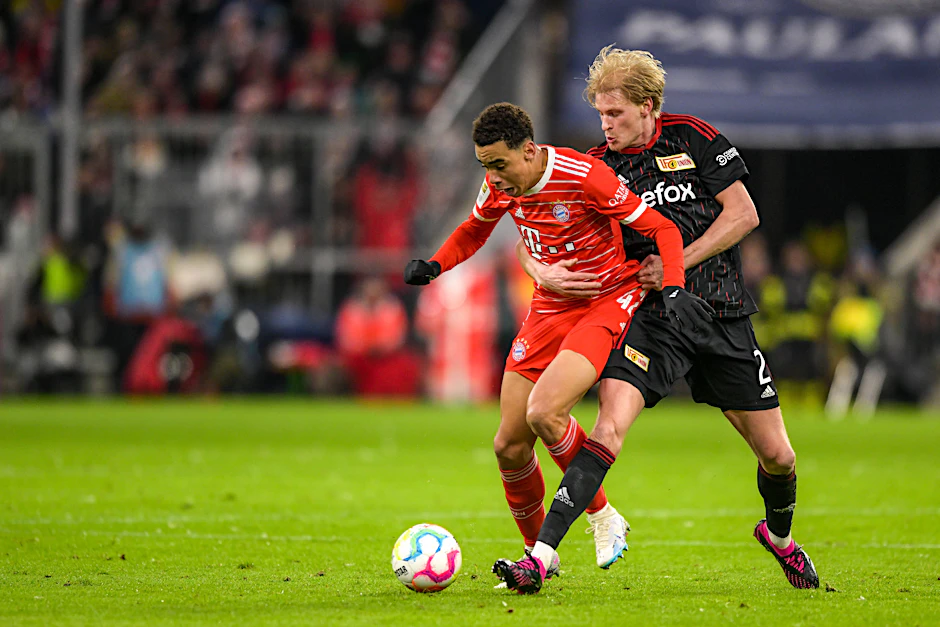 Morten Thorsby (r.) konnte die Bayern-Spieler (hier: Jamal Musiala) wie alle Unioner kaum einmal mit fairen Mitteln stoppen.