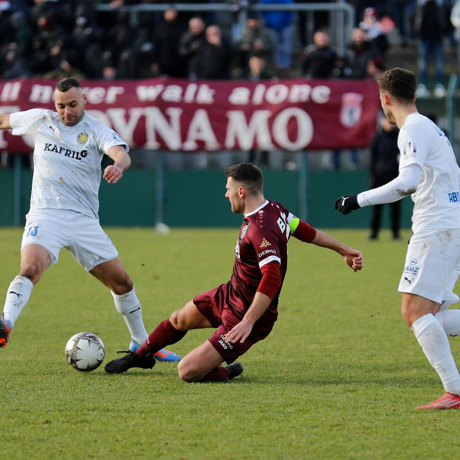 Djamal Ziane (l.) – hier im Zweikampf mit BFC-Kapitän Niklas Brandt – erzielte für Lok Leipzig den Ausgleich gegen die Dynamos.