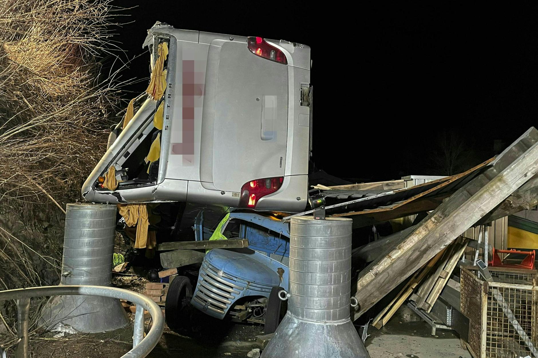 Der Reisebus aus Bayern war in der Region Schladming in Österreich über eine Böschung gerutscht, hatte sich mehrfach überschlagen und kam auf einem Werkstattgelände zum Liegen. 