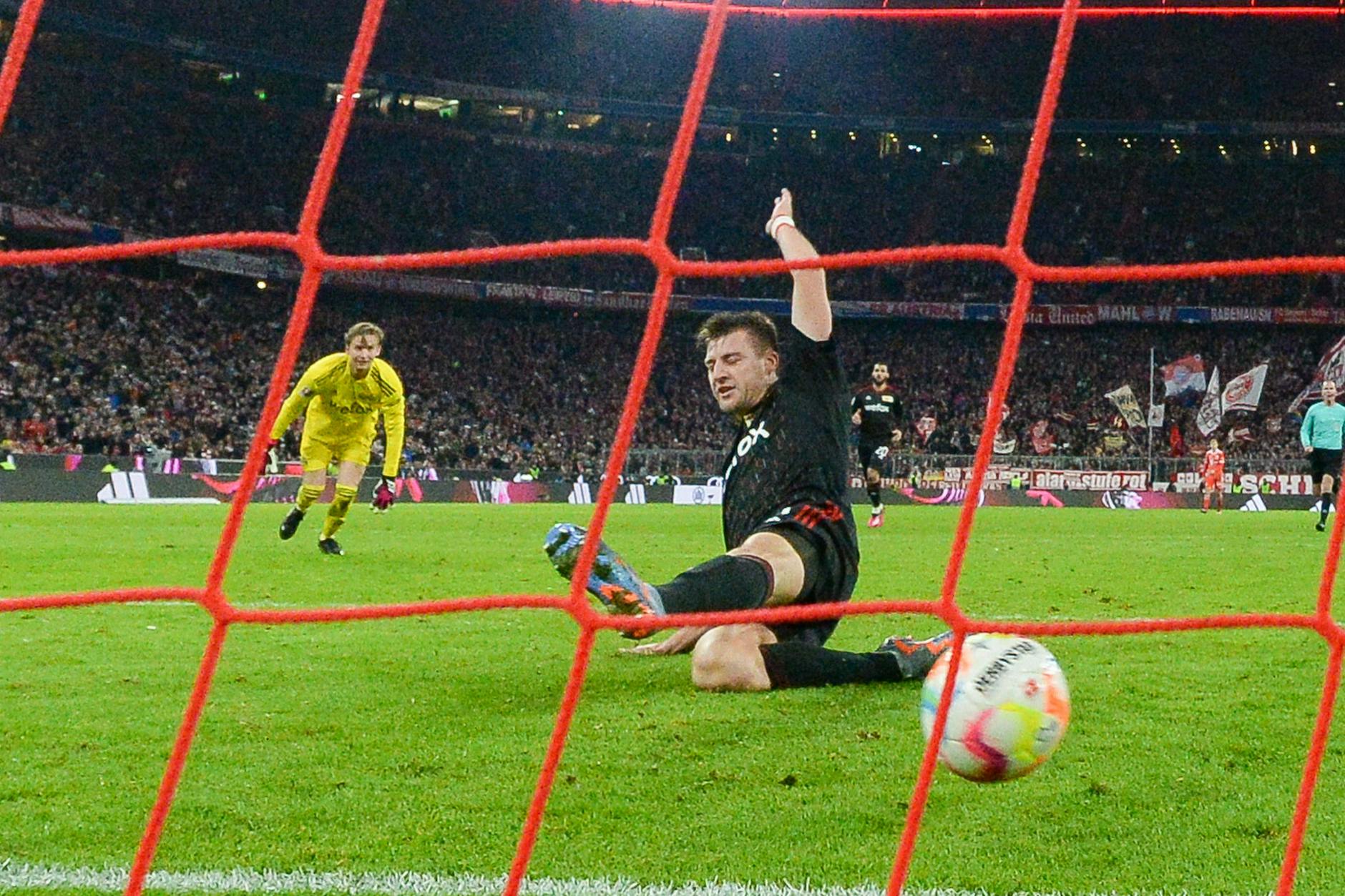 Der von Kingsley Coman überspielte Keeper Frederik Rönnow muss mit ansehen, wie auch Robin Knoche das 0:2 nicht mehr verhindern kann.