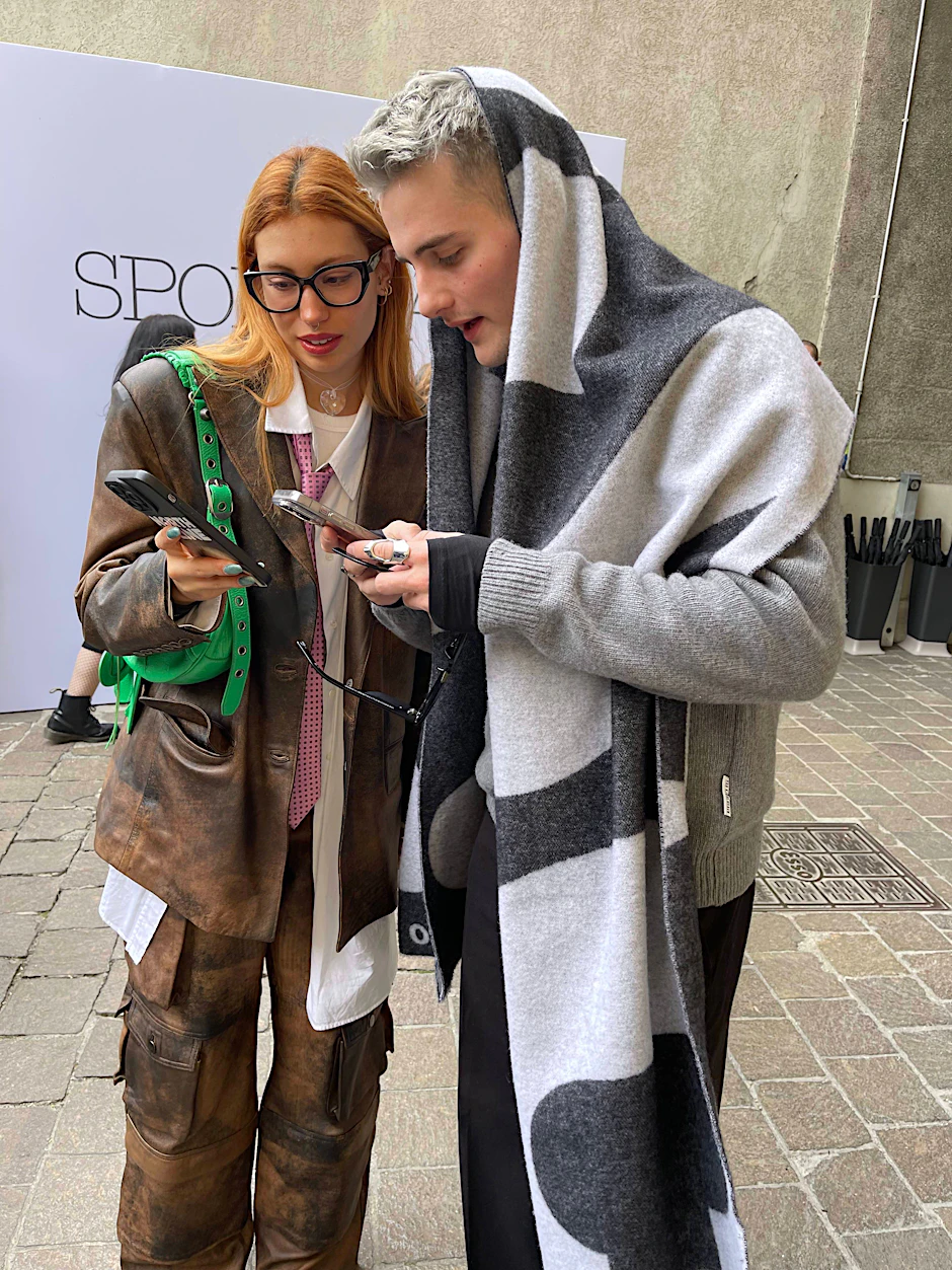 Luis Freitag beim Kontaktaustausch mit einer Besucherin der Sportmax-Show auf der Mailänder Modewoche.