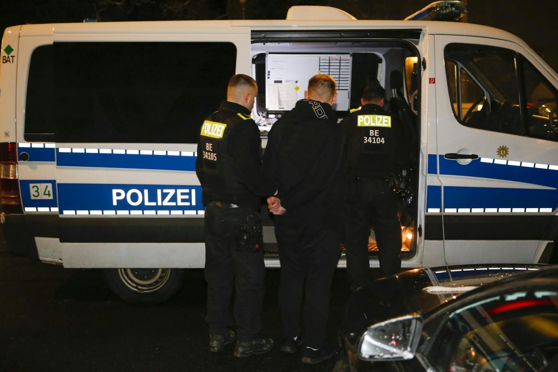 Die Polizei nimmt einen Verdächtigen fest. 