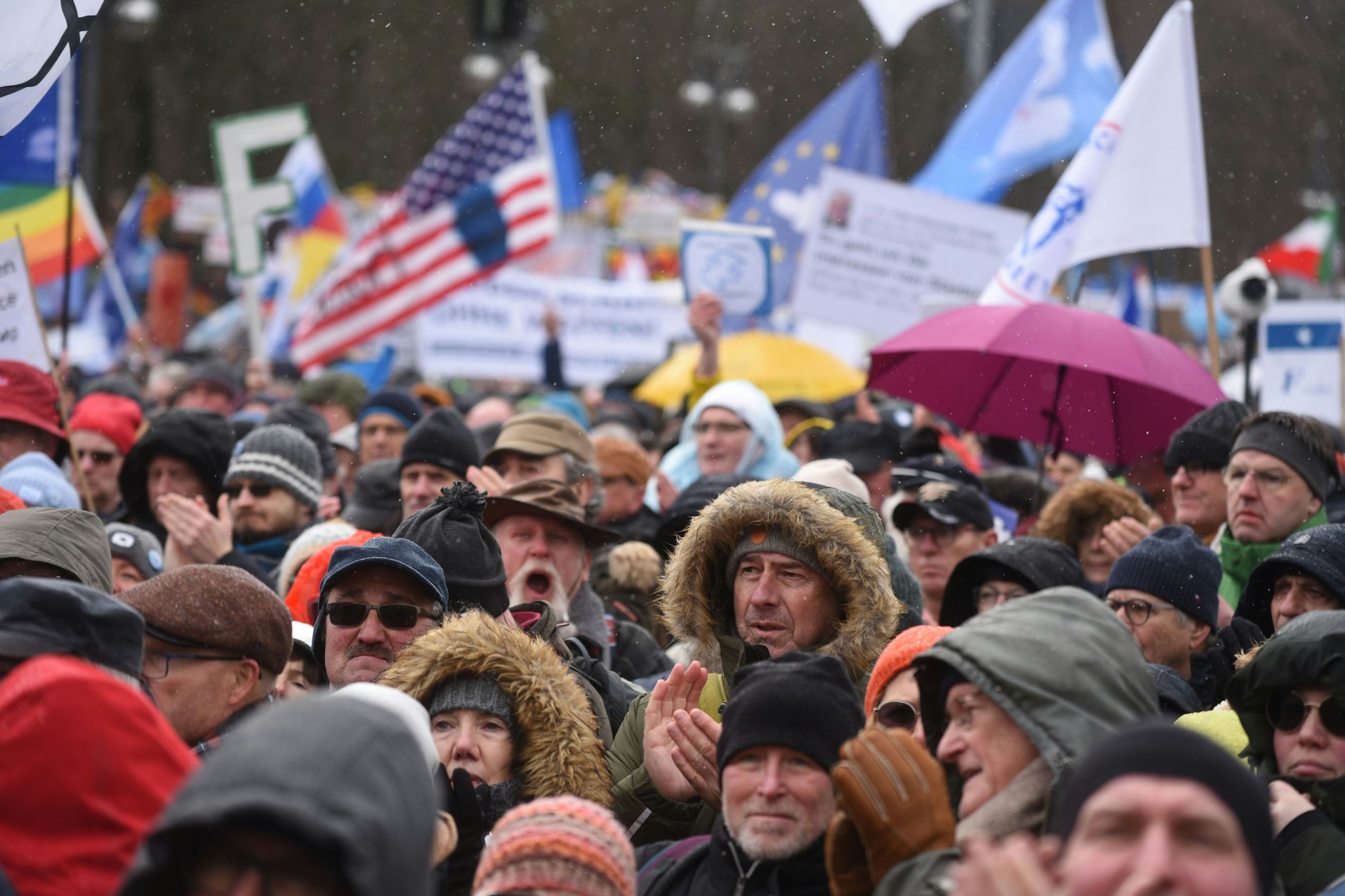 Tausende Menschen nehmen an der Kundgebung „Aufstand für Frieden“ teil. Dort gab es keine Redebeiträge von Ukrainern und kaum ukrainische Flaggen.
