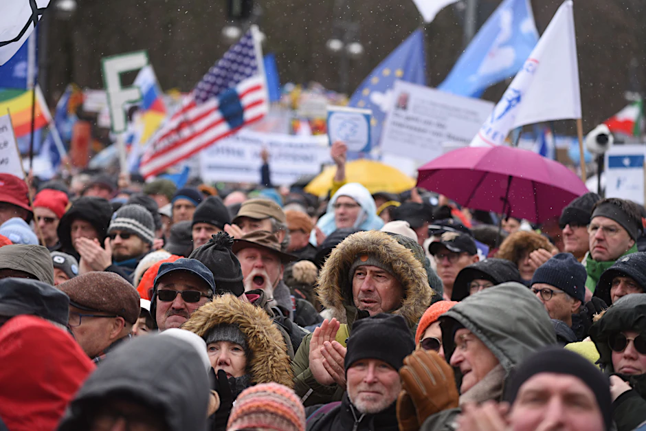 Tausende Menschen nehmen an der Kundgebung „Aufstand für Frieden“ teil. Dort gab es keine Redebeiträge von Ukrainern und kaum ukrainische Flaggen.