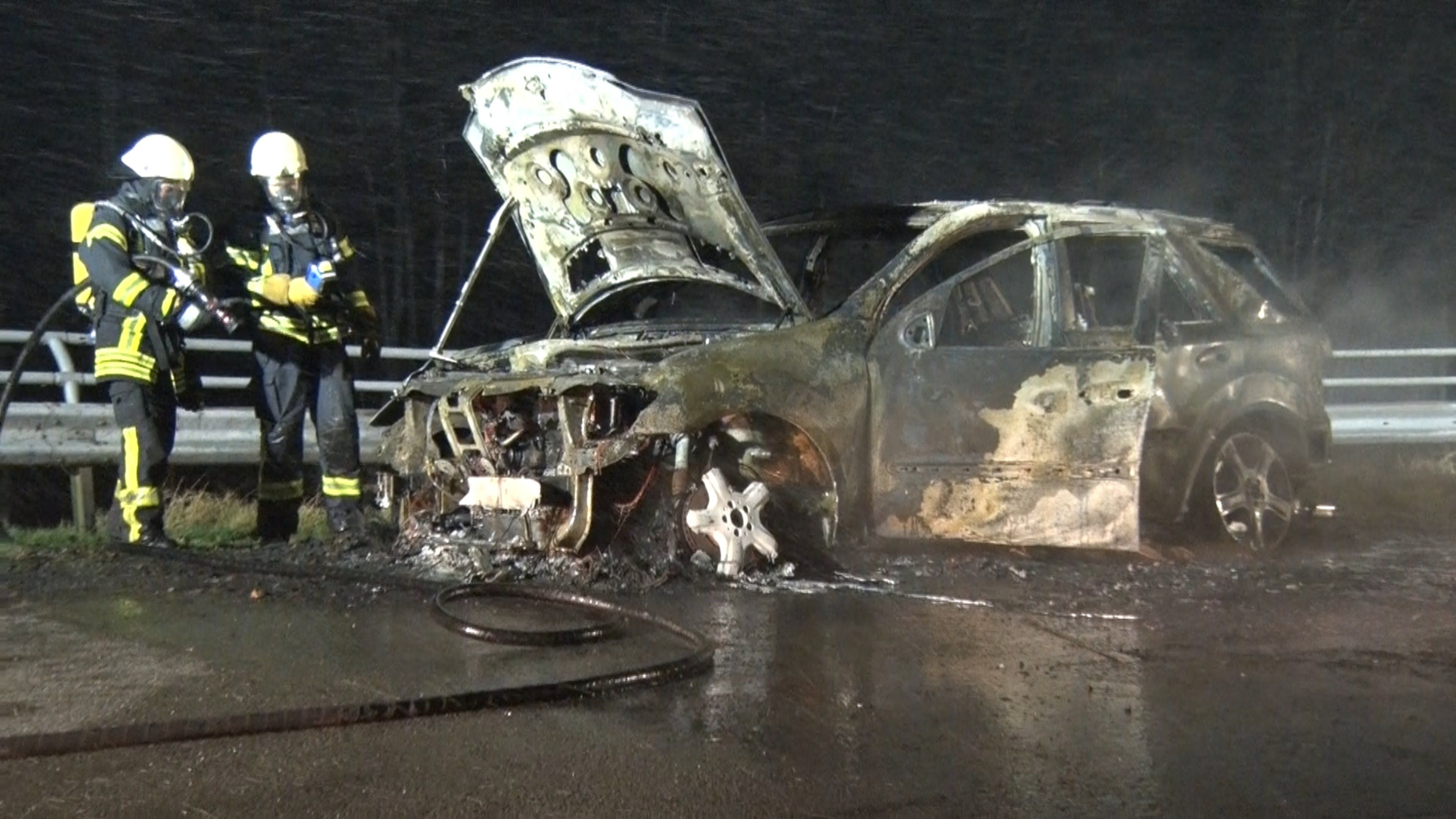 Mercedes fängt plötzlich Feuer: Auto brennt völlig aus