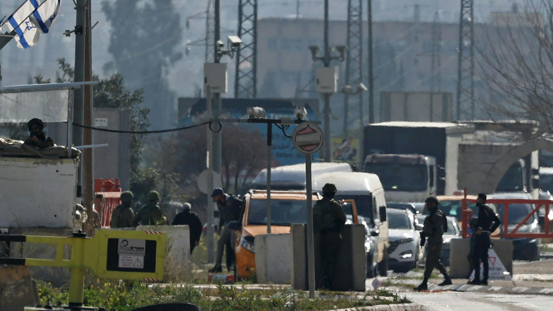 Israelische Soldaten kontrollieren Autos an einem Kontrollpunkt vor Nablus, wo zwei Israelis im Auto erschossen wurden.