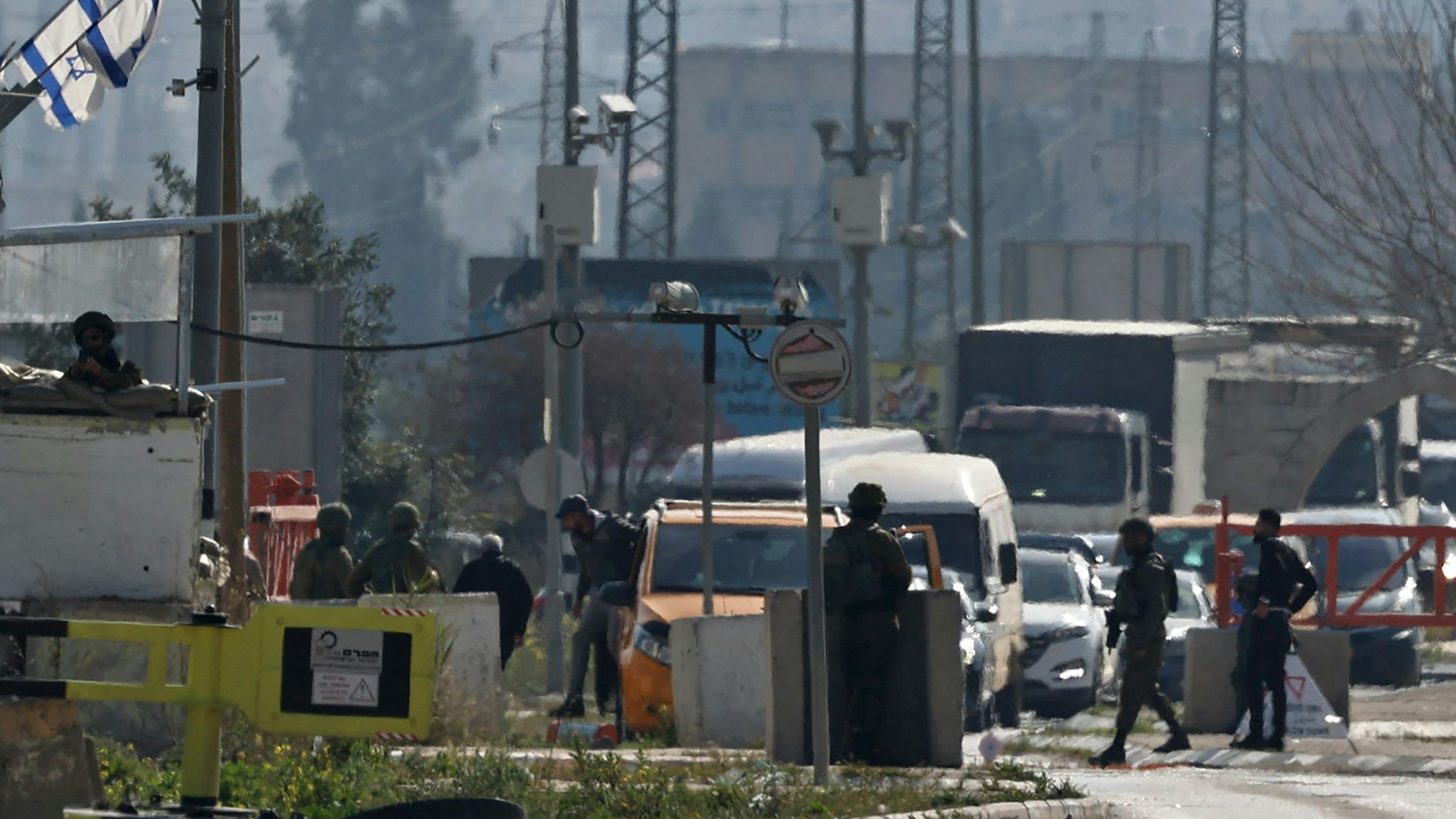 Israelische Soldaten kontrollieren Autos an einem Kontrollpunkt vor Nablus, wo zwei Israelis im Auto erschossen wurden.