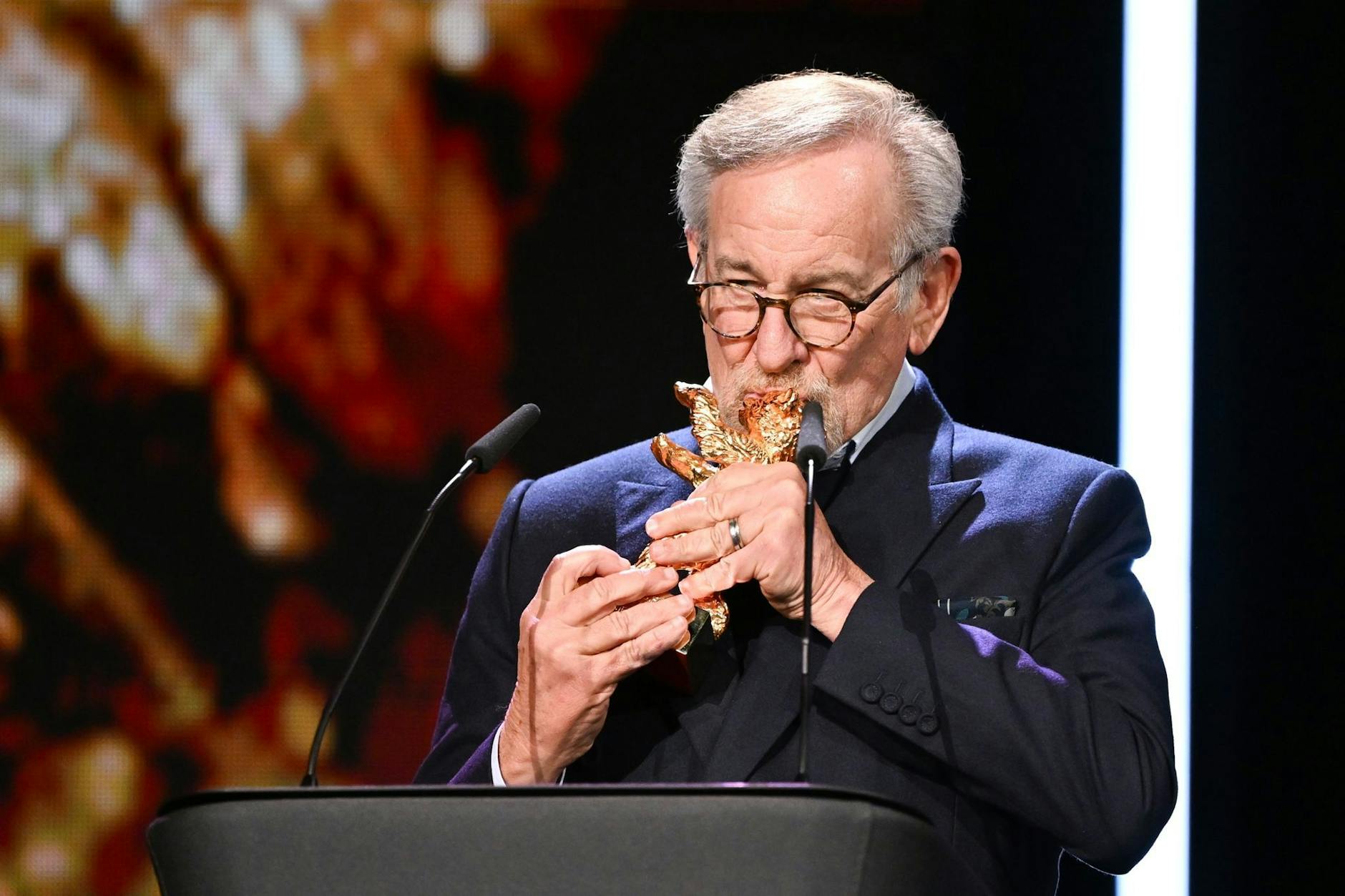 US-Regisseur Steven Spielberg küsst den Goldenen Ehrenbären für sein Lebenswerk.