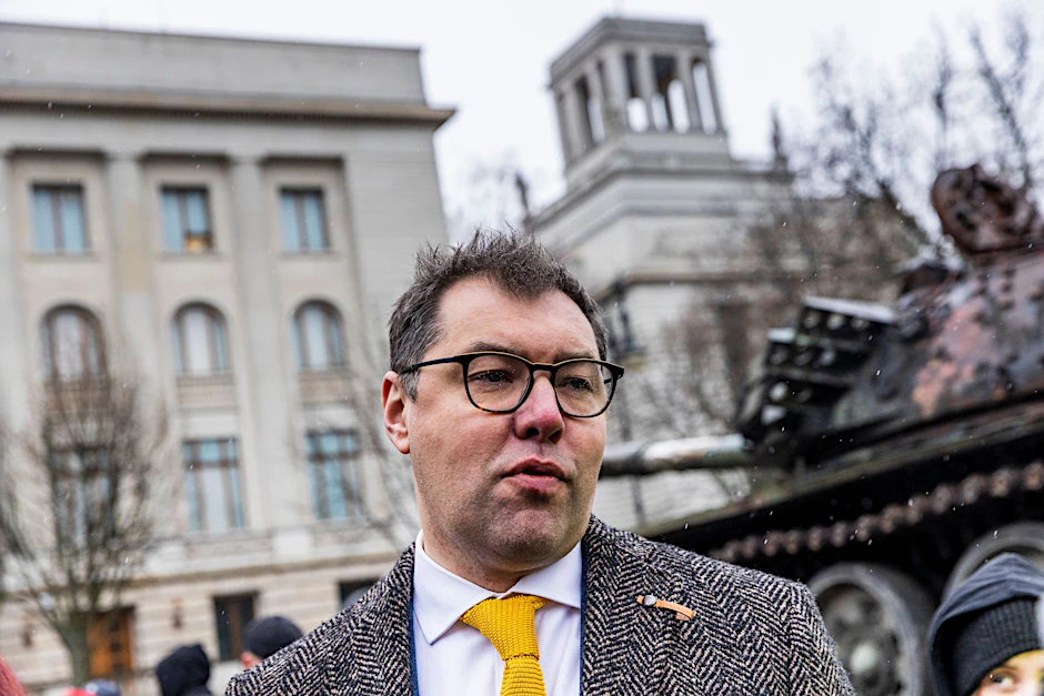 ARCHIV - Oleksii Makeiev, Botschafter der Ukraine in Deutschland, steht vor dem zerstörten russischen Panzer.  