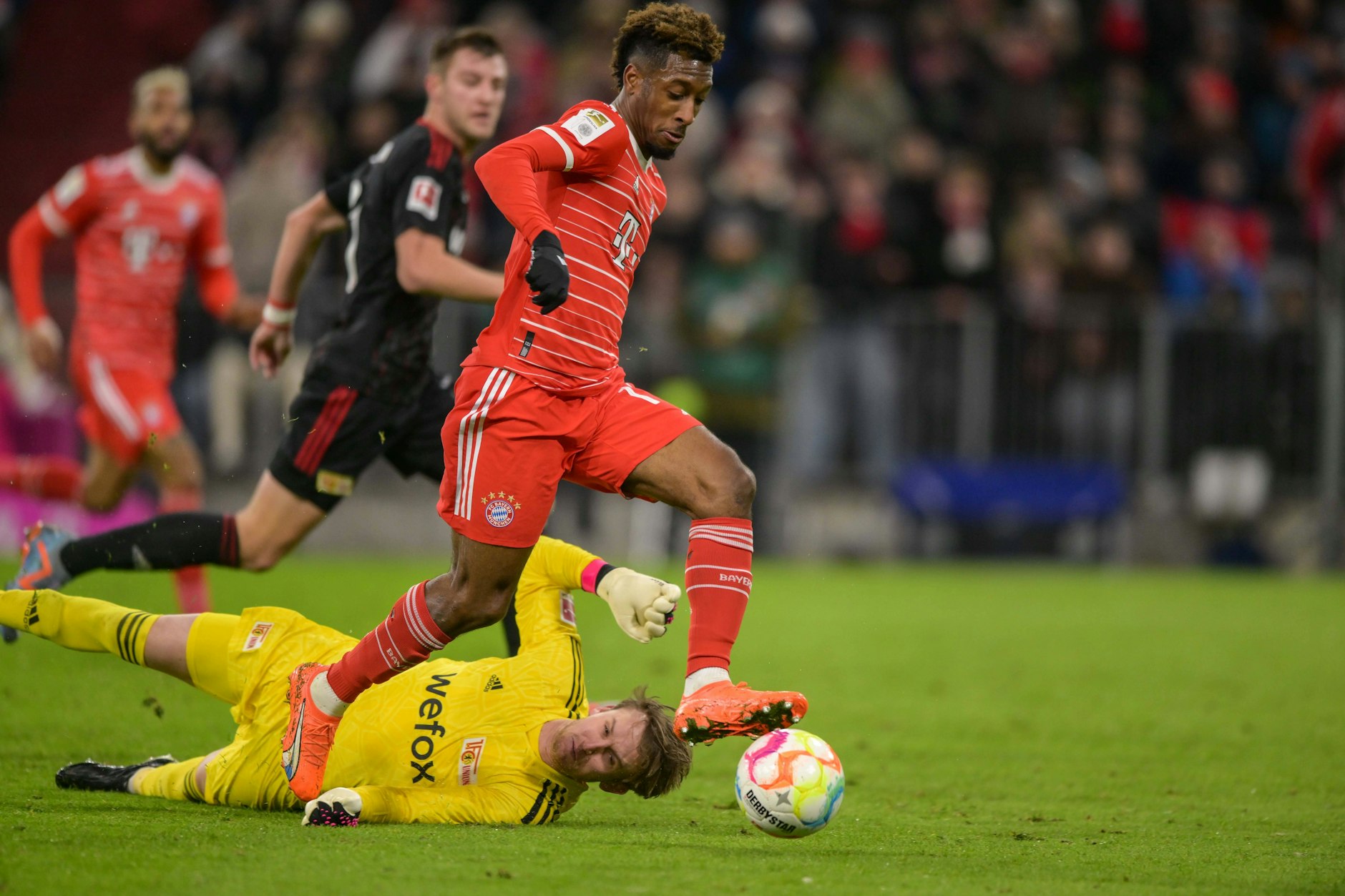 Kingsley Coman umkurvt Union-Torwart Frederik Rönnow und trifft zum zwischenzeitlichen 2:0 für den FC Bayern.