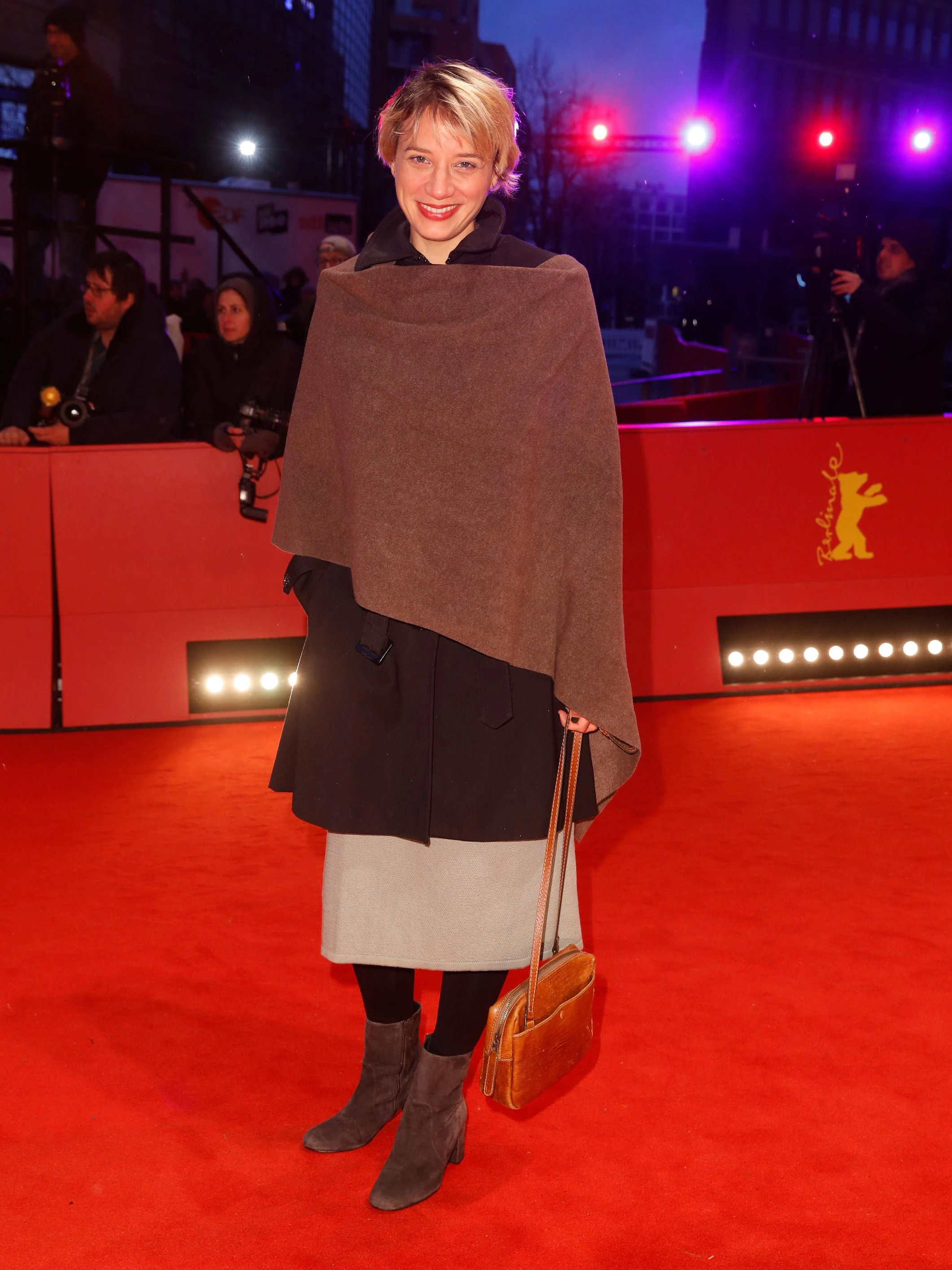 <strong>FLOP:</strong> Womöglich hat sich Jytte-Merle Böhrnsen nicht so recht von ihrem Sofa trennen können. Hätte den Abend viel lieber auf der Couch als auf dem roten Teppich verbracht. Also hat die Schauspielerin kurzerhand ihre Wohnzimmerdecke zum Filmfest-Finale ausgeführt, als kuscheliger Begleiter sozusagen. Man kann’s ja fast verstehen, an diesen winterkalten Tagen in Berlin. Wirklich roter-Teppich-tauglich ist so ein Heimtextil allerdings nicht. Merke: Dies ist ein Filmpreis – keine Ikea-Werbung!