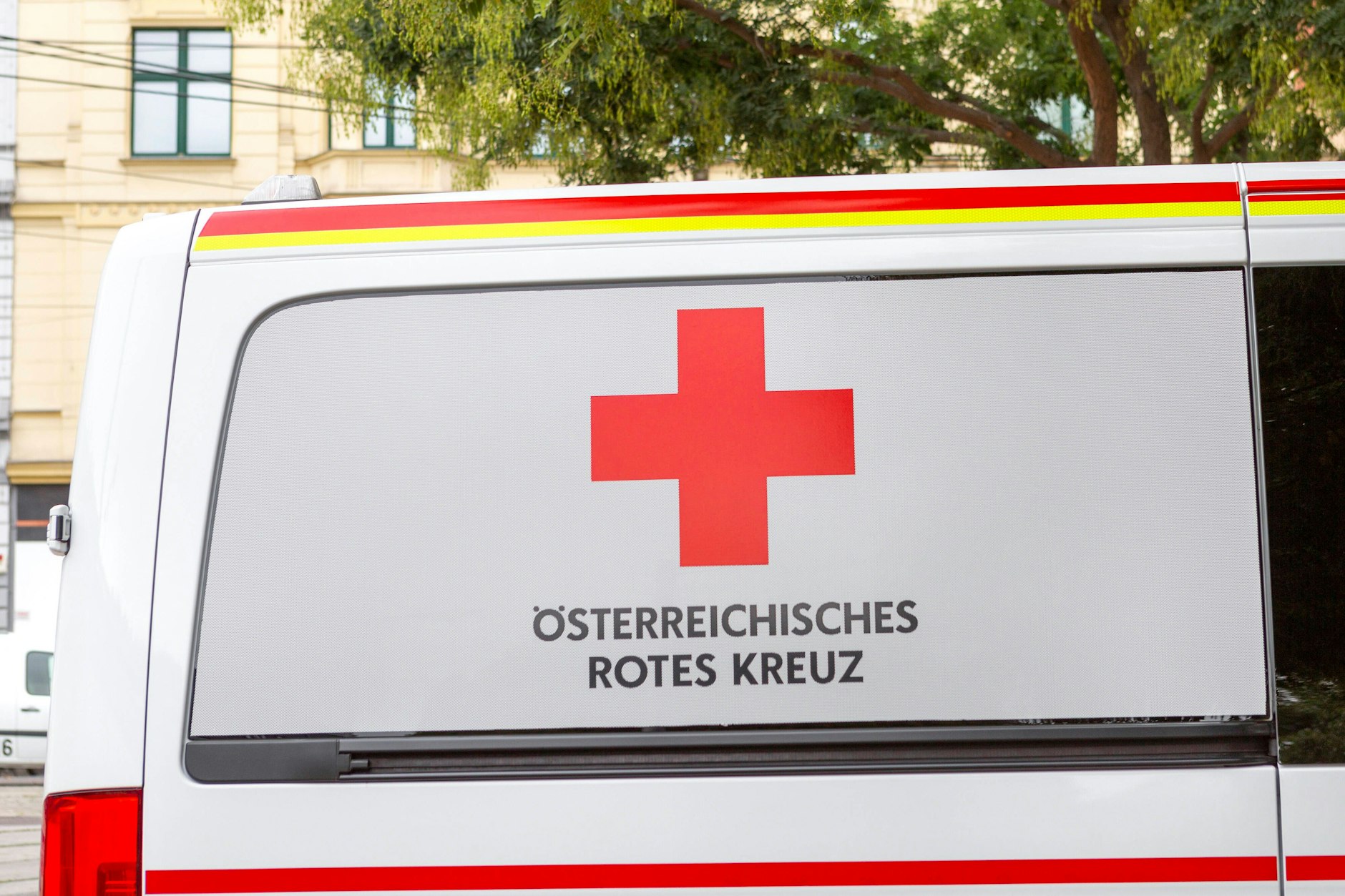 Ein Rettungswagen des Roten Kreuzes in Österreich.