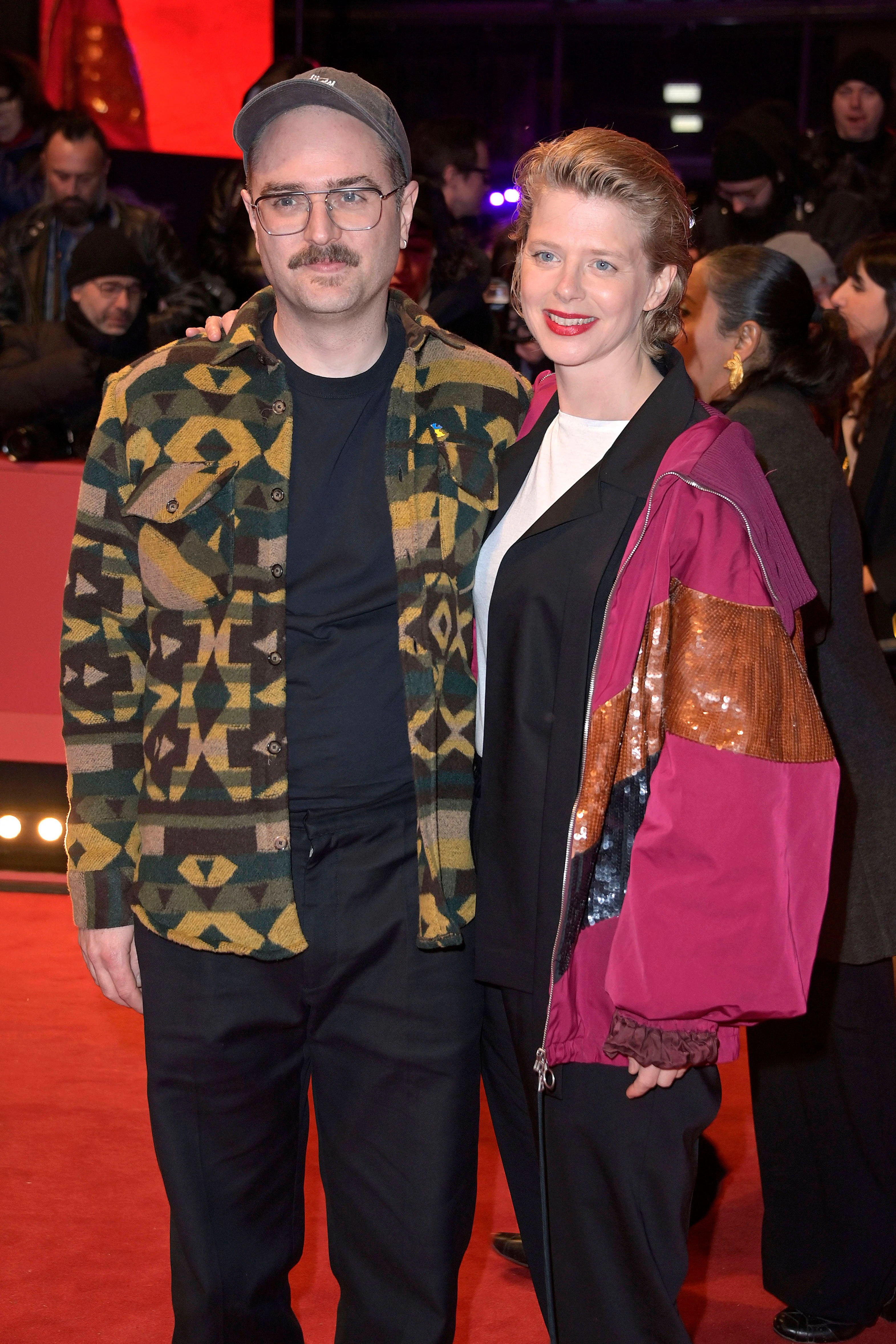 <strong>FLOP:</strong> Der belgische Regisseur Bas Devos und die belgische Schauspielerin Maaike Neuville haben sich bei der Outfit-Wahl thematisch ein bisschen arg an Berlin als Austragungsort der Filmfestspiele orientiert: Er sieht wie ein Freelance-Grafikdesigner aus, der seinen Flat White bei The Barn mit Kreditkarte bezahlt; sie hat ihre Pailletten-Trainingsjacke offenbar eben erst aus einem Humana-Haufen gefischt oder beim Sisyphos-Rave der Nachbartänzerin geklaut. Ist das, wie uns die Belgier sehen? Na schönen Dank auch.