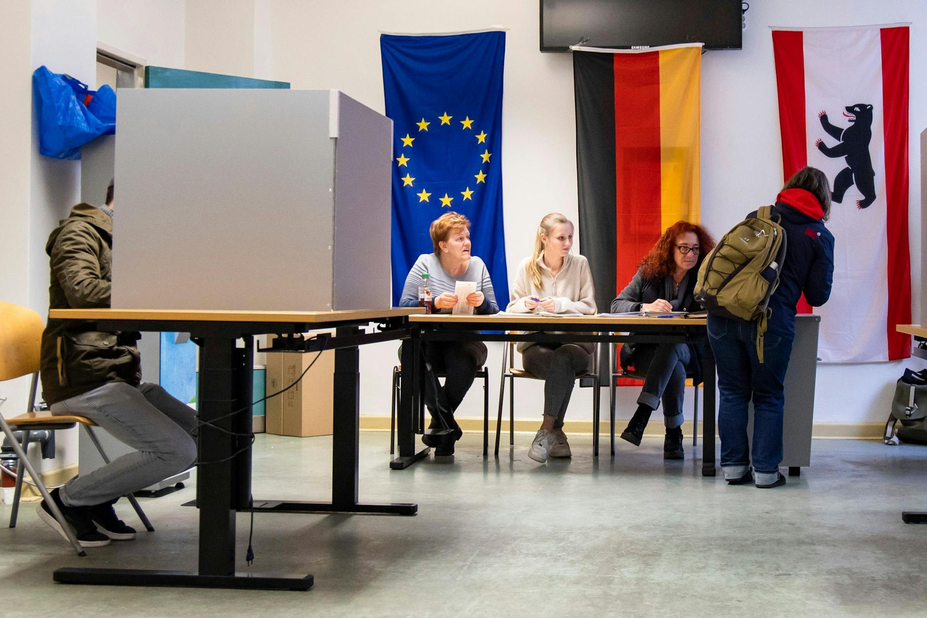Ein Wahllokal in Berlin: Im Bezirk Charlottenburg liegt die CDU nun vor SPD und Grünen – unklar ist aber, ob es einen Wechsel im Rathaus gibt.