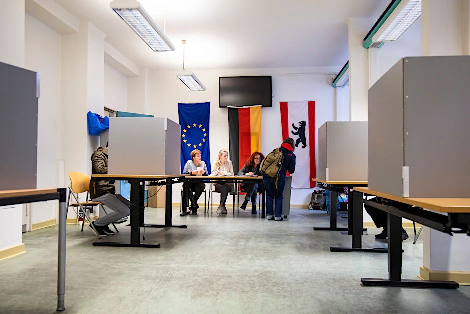 Ein Wahllokal in Berlin: Im Bezirk Charlottenburg liegt die CDU nun vor SPD und Grünen – unklar ist aber, ob es einen Wechsel im Rathaus gibt.