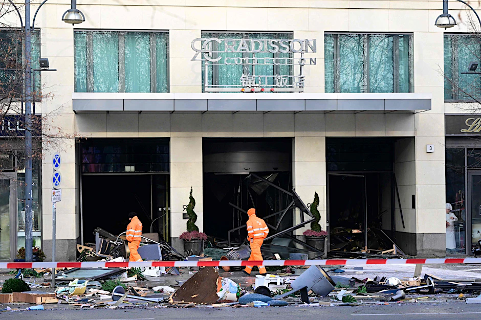 Mitarbeiter der Berliner Stadtreinigung (BSR) begehen nach der Aquadom-Katastrophe den Unglücksort.&nbsp;