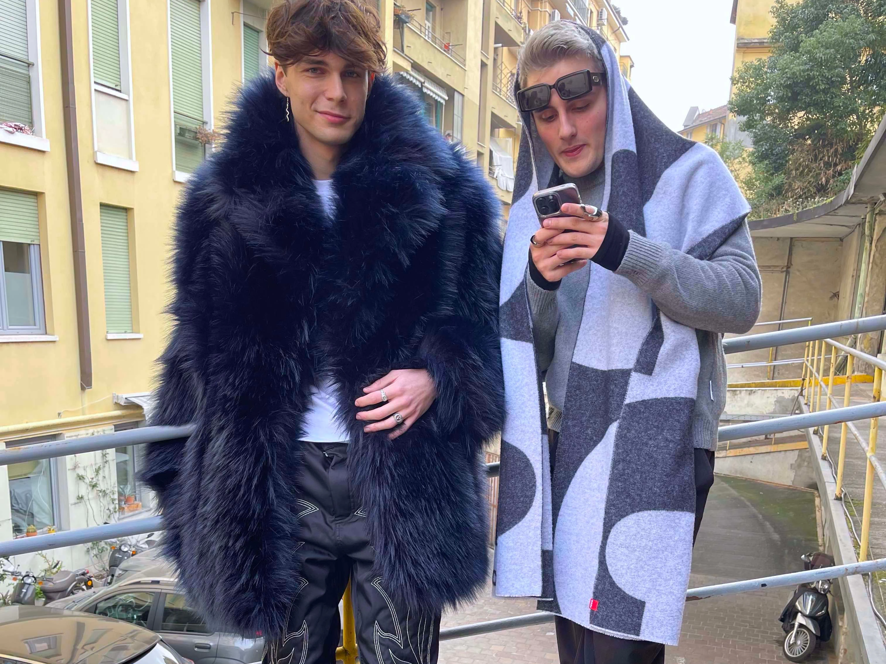 Getroffen bei Sportmax: Die Berliner Social-Media-Stars Nils Kuesel und Luis Freitag (Elevator Boys) haben zusammengerechnet einige Millionen Follower. Sie sind bei den Schauen in Mailand begehrte Fotomotive.&nbsp;
