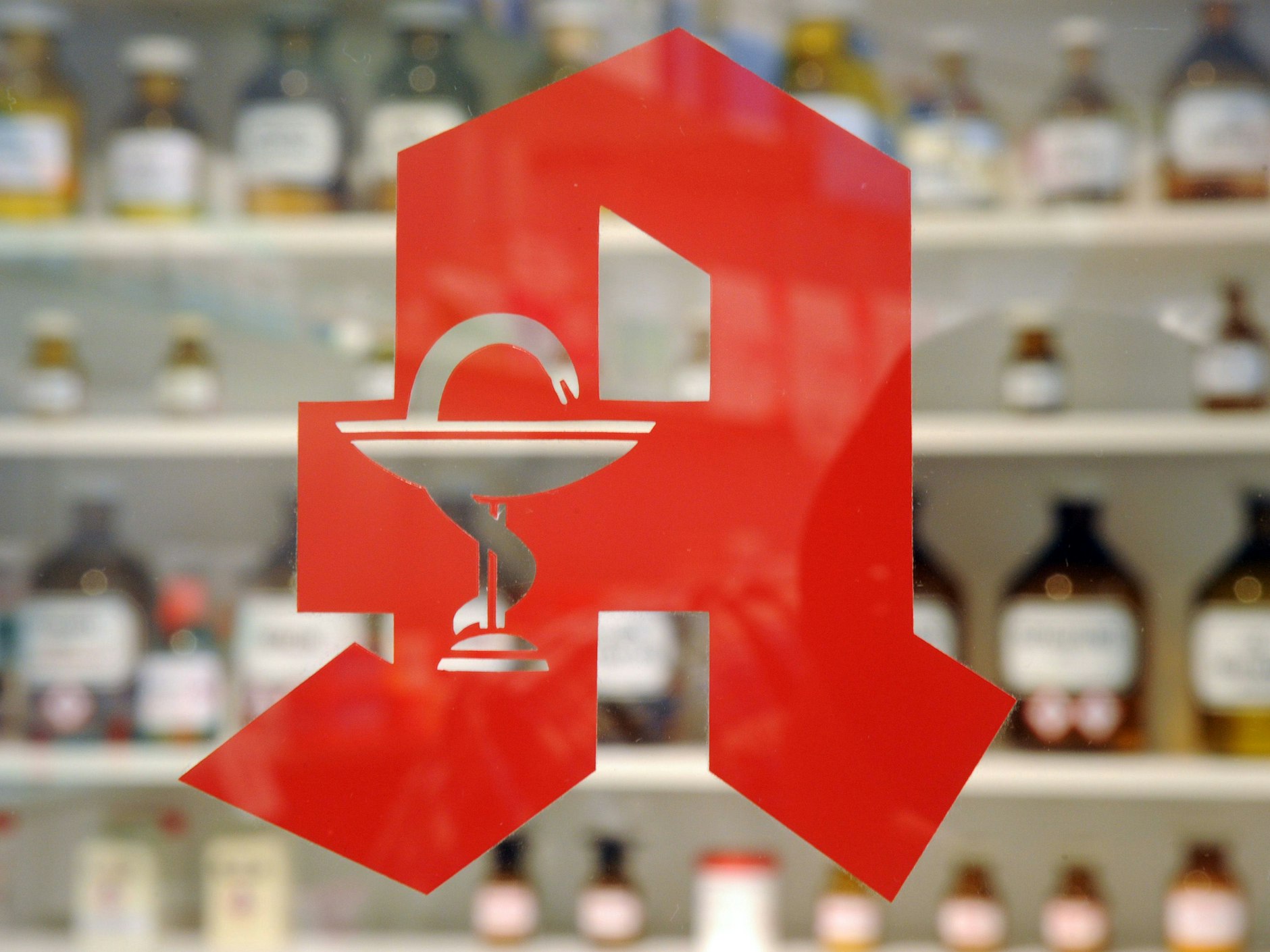 Ein Apotheker handelte unter der Hand mit Parfüm oder auch Handtüchern auf  Rezept ...