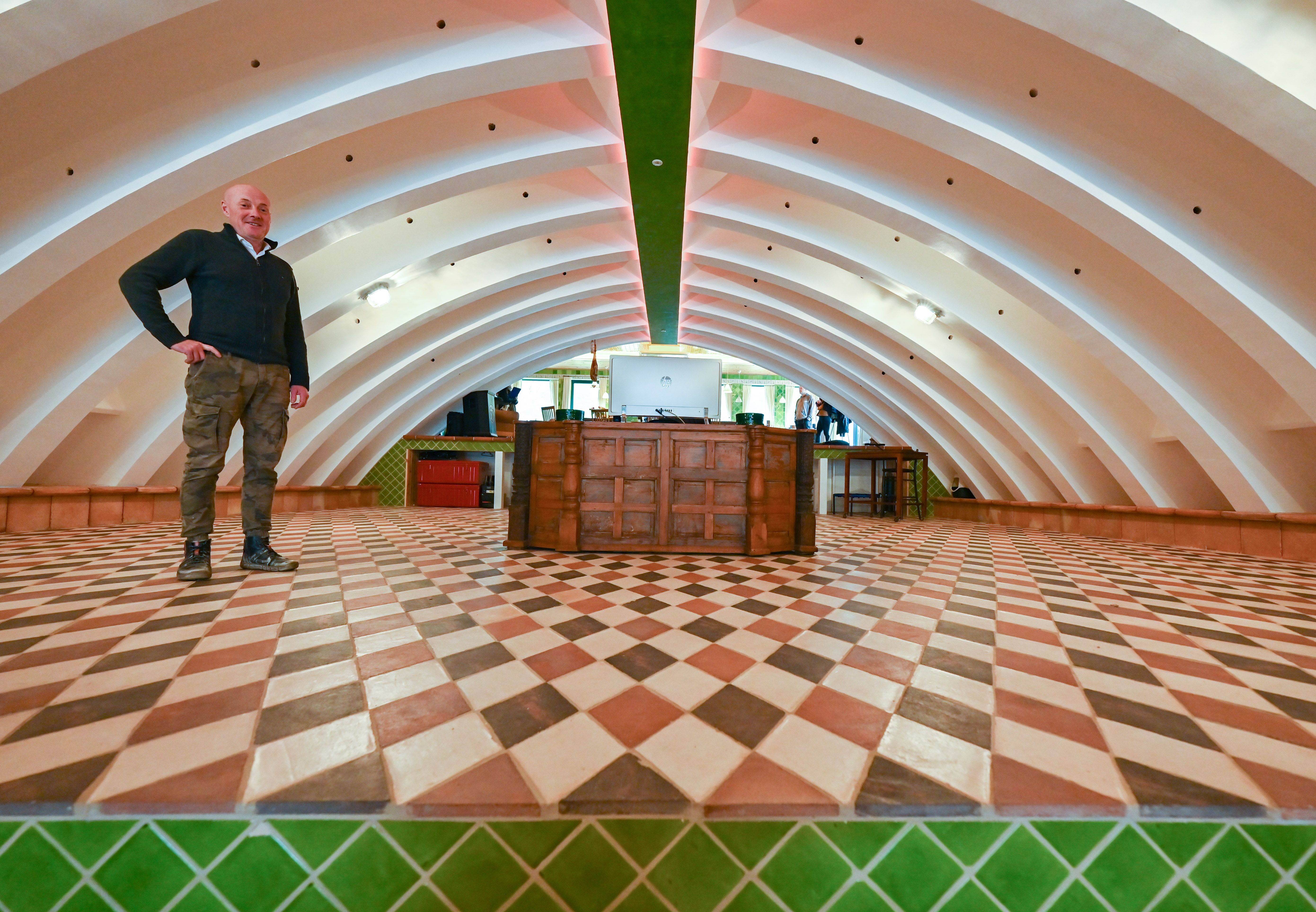 Flugzeug-Bunker werden Kultur- und Wirtschaftsdorf im Grünen