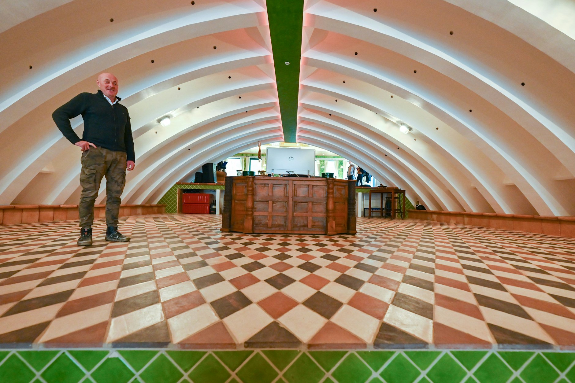 Karsten Blättermann in seiner Wohnung im ausgedienten Flugzeug-Hangar.