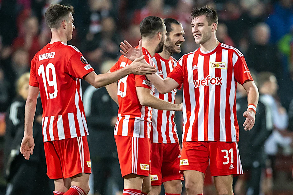 ARCHIV - Janik Haberer (l) mit seinen Teamkollegen nach dem Spiel.  