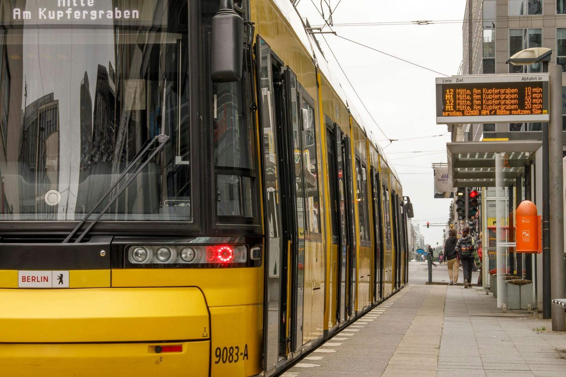 Eine Tram hält an einer Haltestelle. In Berlin-Marzahn wurde ein Mann von einer Straßenbahn angefahren. 