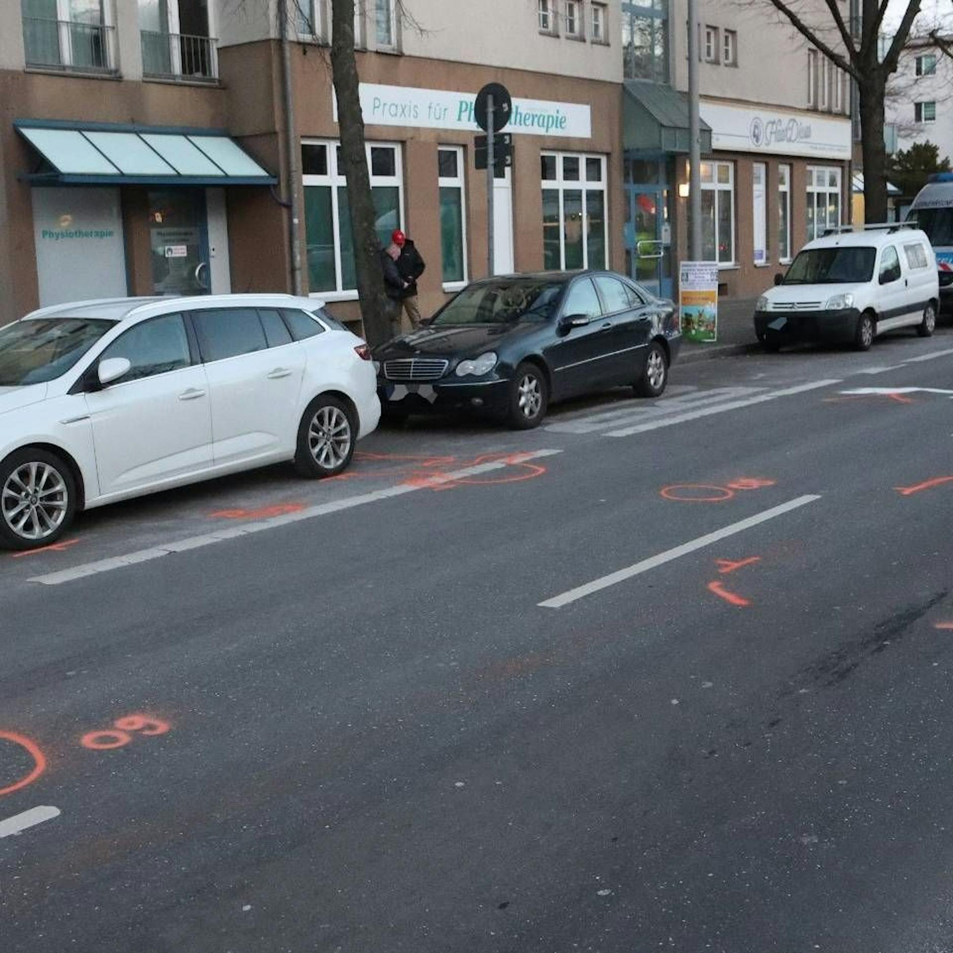 UPDATE: Tödlicher Unfall auf Mariendorfer Damm: Radfahrerin (57) kracht nach Fahrspurwechsel mit Auto zusammen