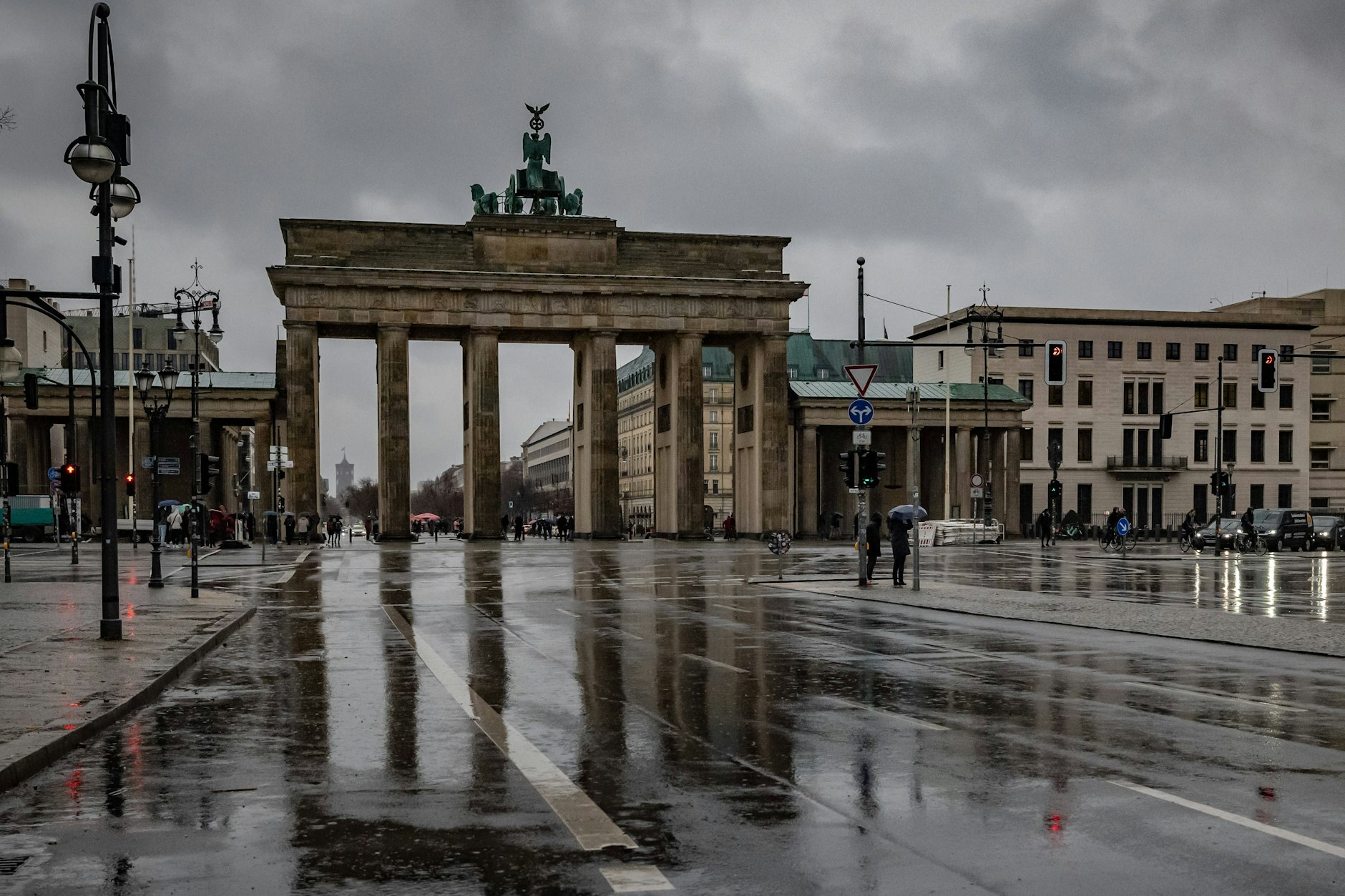 Berlins Wahrzeichen sind beliebt. Doch einige haben an Brandenburger Tor und Co. skurrile Dinge auszusetzen.