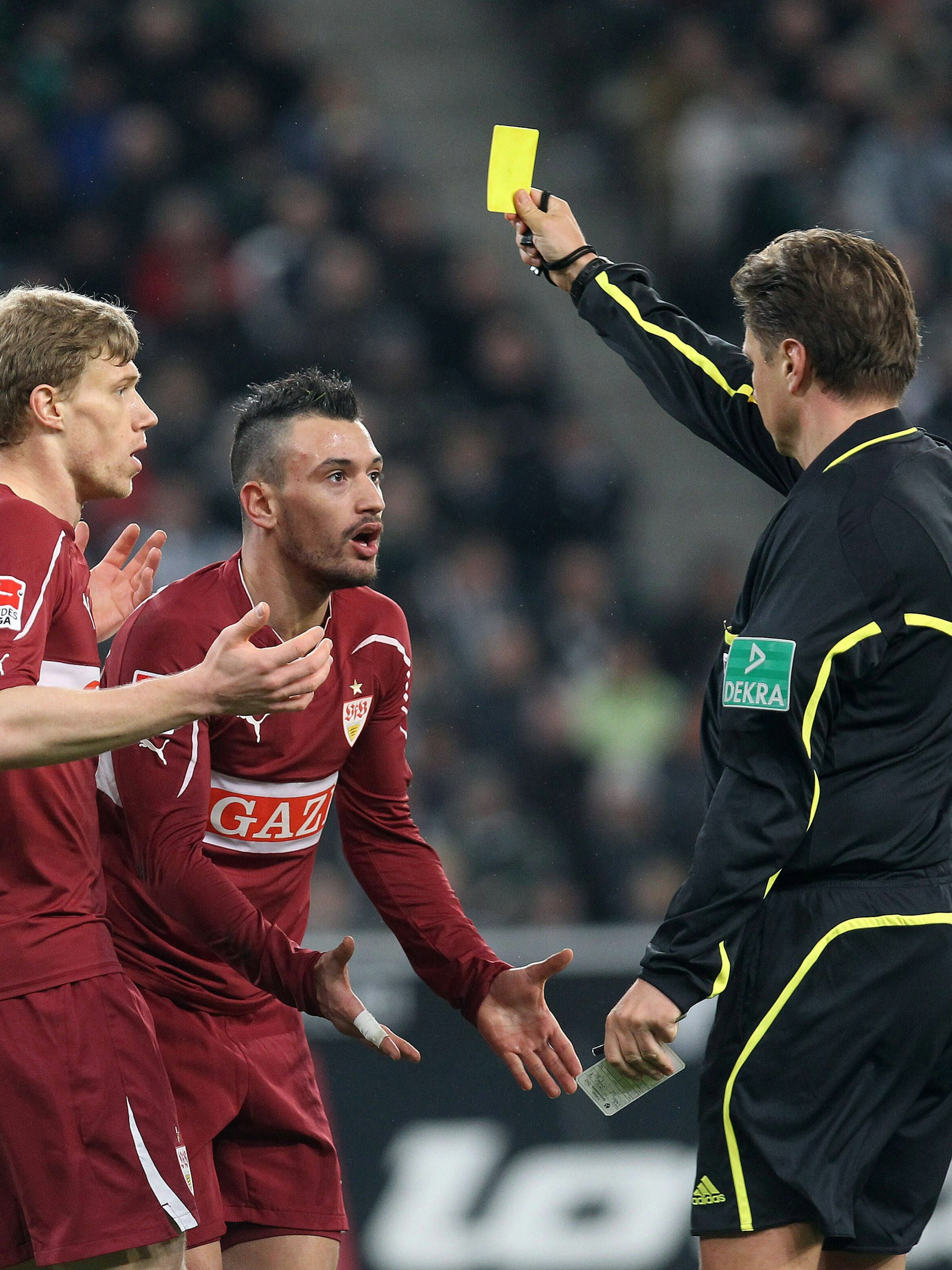 Schiedsrichter Thorsten Kinhöfer beendete seine Karriere 2015, kam also noch ohne Videobeweis aus.