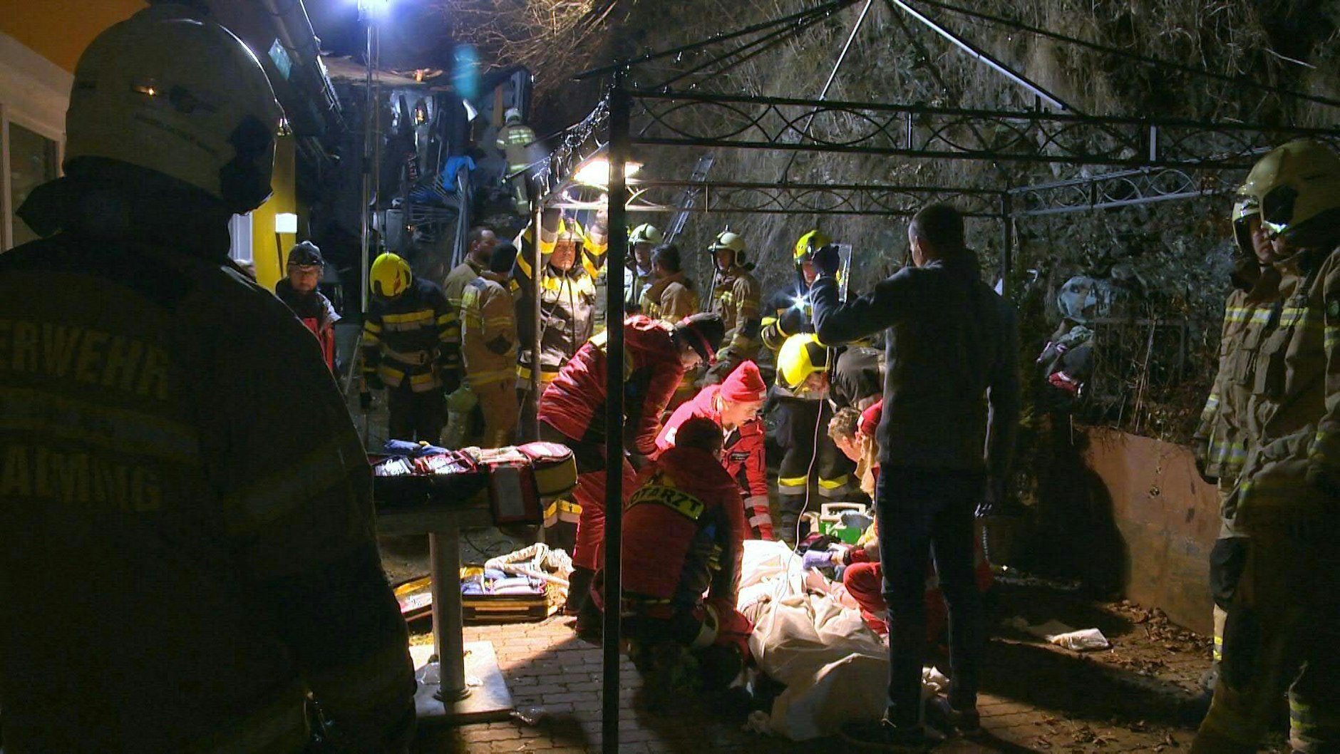 Rettungskräfte versorgen die Verletzten des Busunglücks. Für einen 31-jährigen Mann kam jede Hilfe zu spät. Er hatte zuvor mit Freunden beim Rodeln seinen Junggesellenabschied gefeiert.