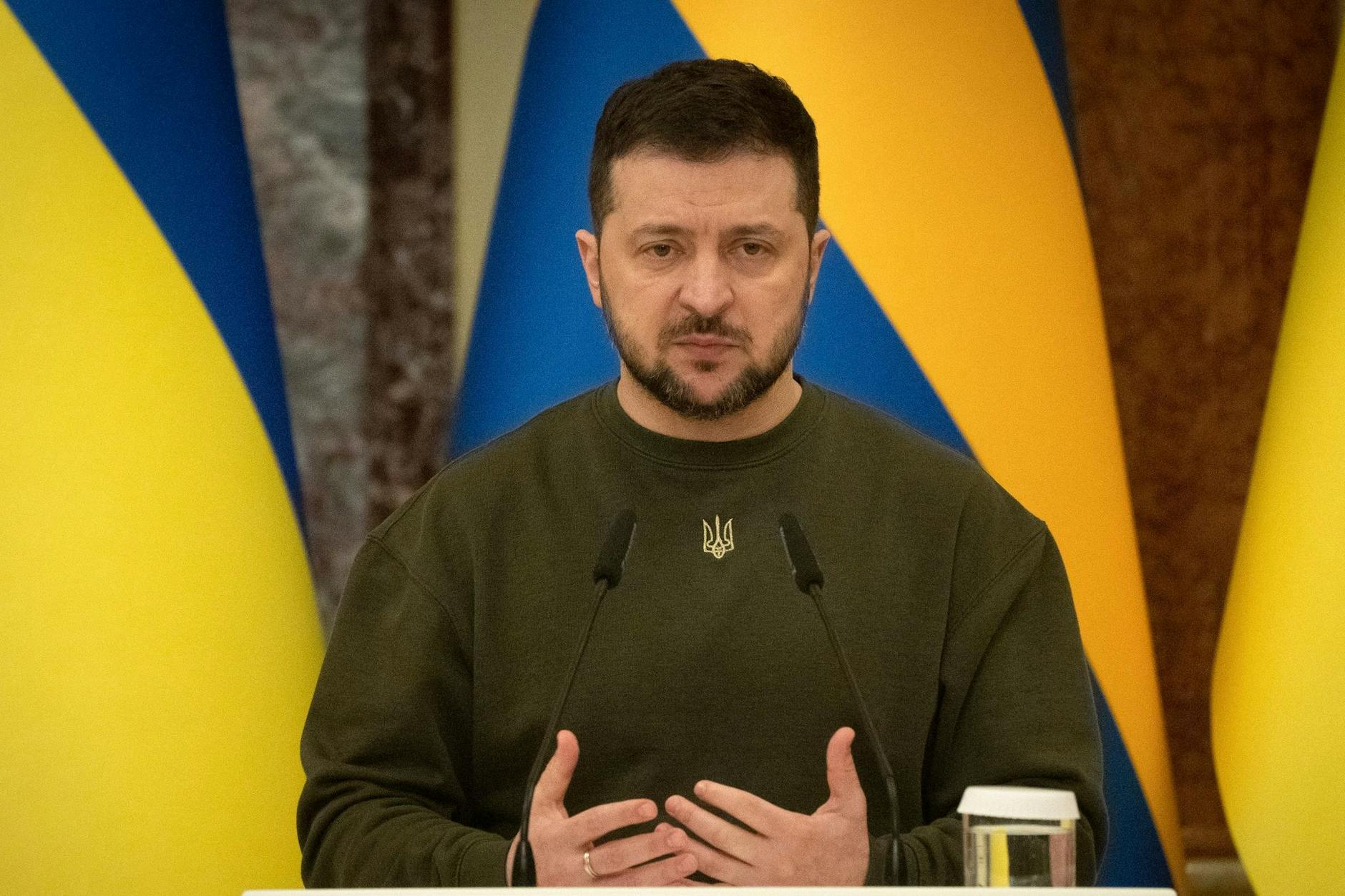 Der ukrainische Präsident Wolodymyr Selenskyj gibt einem Fernsehteam private Einblicke. 