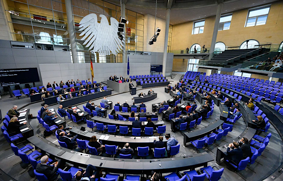 ARCHIV - Die Abgeordneten sitzen bei einer Plenarsitzung im Deutschen Bundestag.  ild