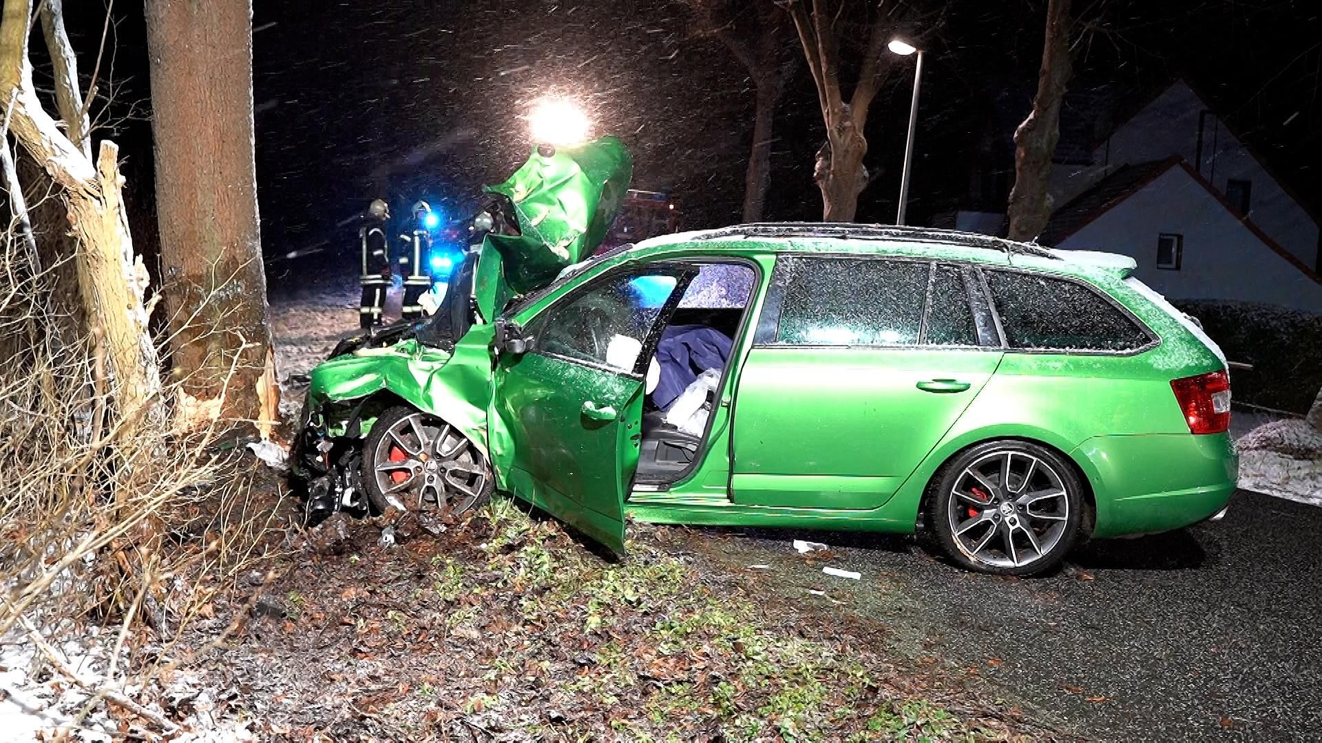 Heftiger Schnee-Crash bei Berlin: Fahrerin setzt ihren PS-Protz vor Baum und wird schwer verletzt