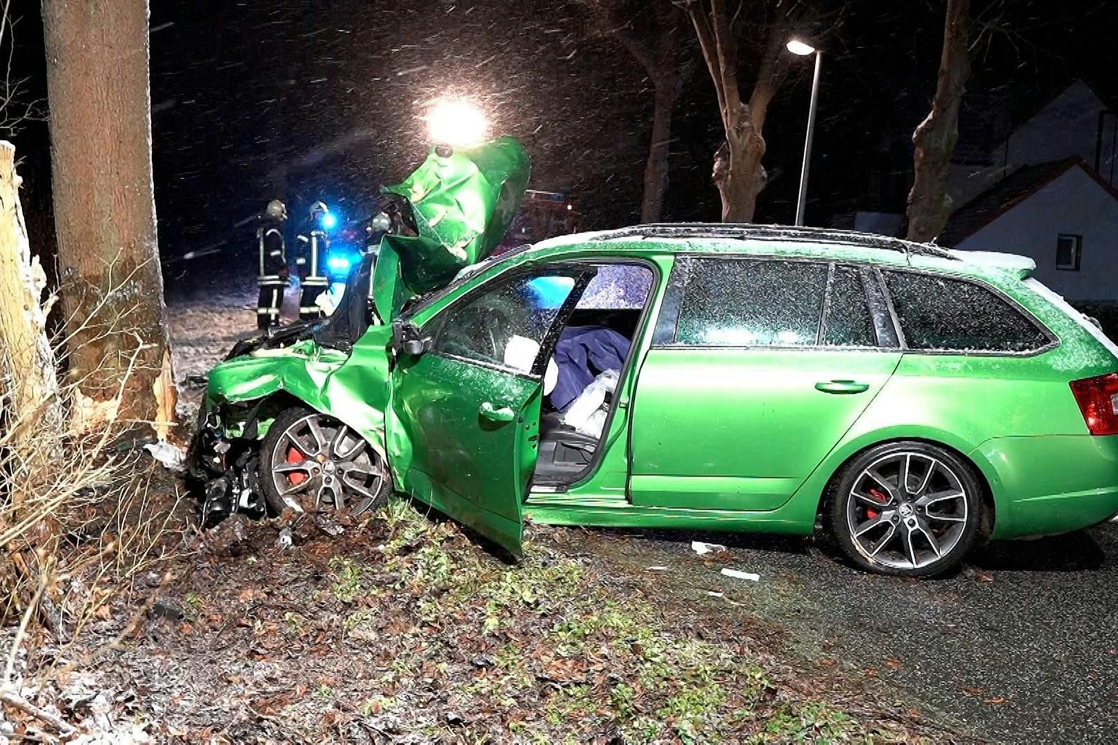 Im dichten Schneetreiben war dieser Skoda nahe Berlin von der Fahrbahn abgekommen und vor den Baum geknallt.