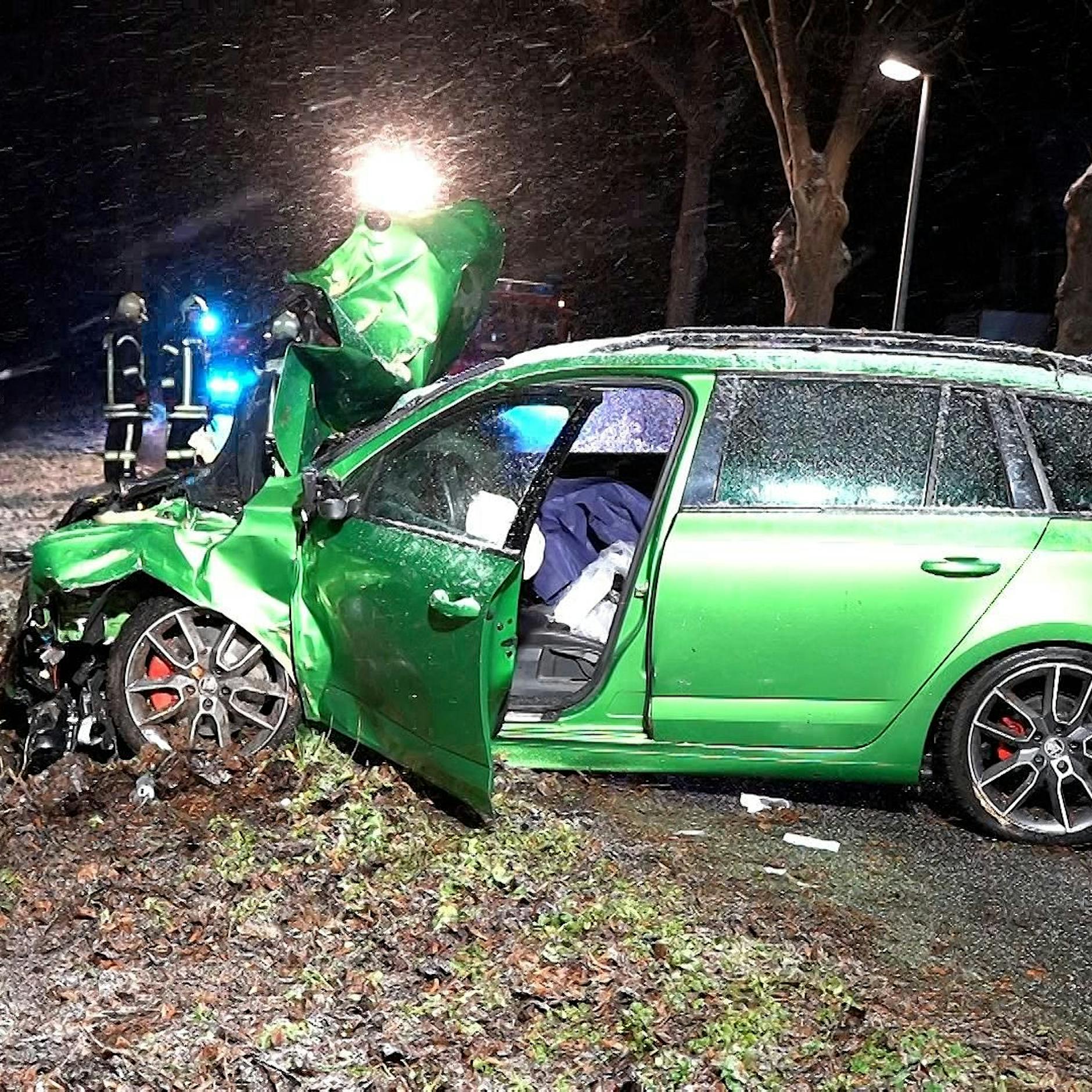 Heftiger Schnee-Crash bei Berlin: Fahrerin setzt ihren PS-Protz vor Baum und wird schwer verletzt
