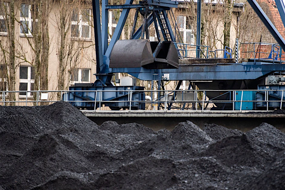 ARCHIV - Vor einem Heizkraftwerk in Berlin-Schöneweide wird Steinkohle abgeladen. In der Energiekrise hat Deutschland im vergangenen Jahr mehr Steinkohle importiert.  