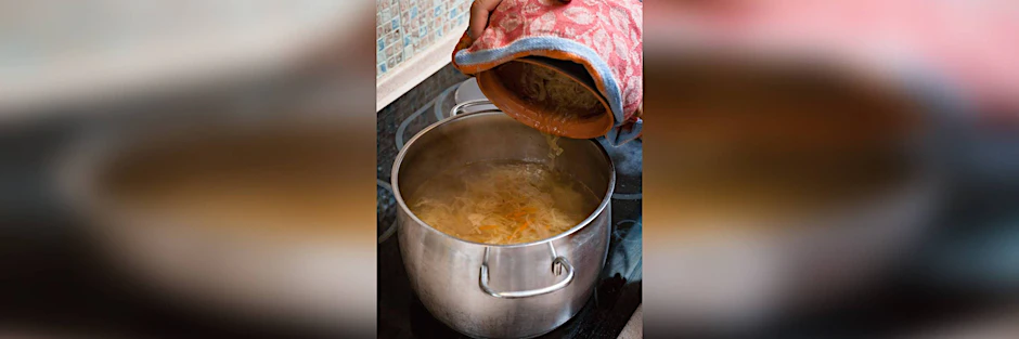 Kohlsuppe mit Kartoffeln schmeckt hervorragend.