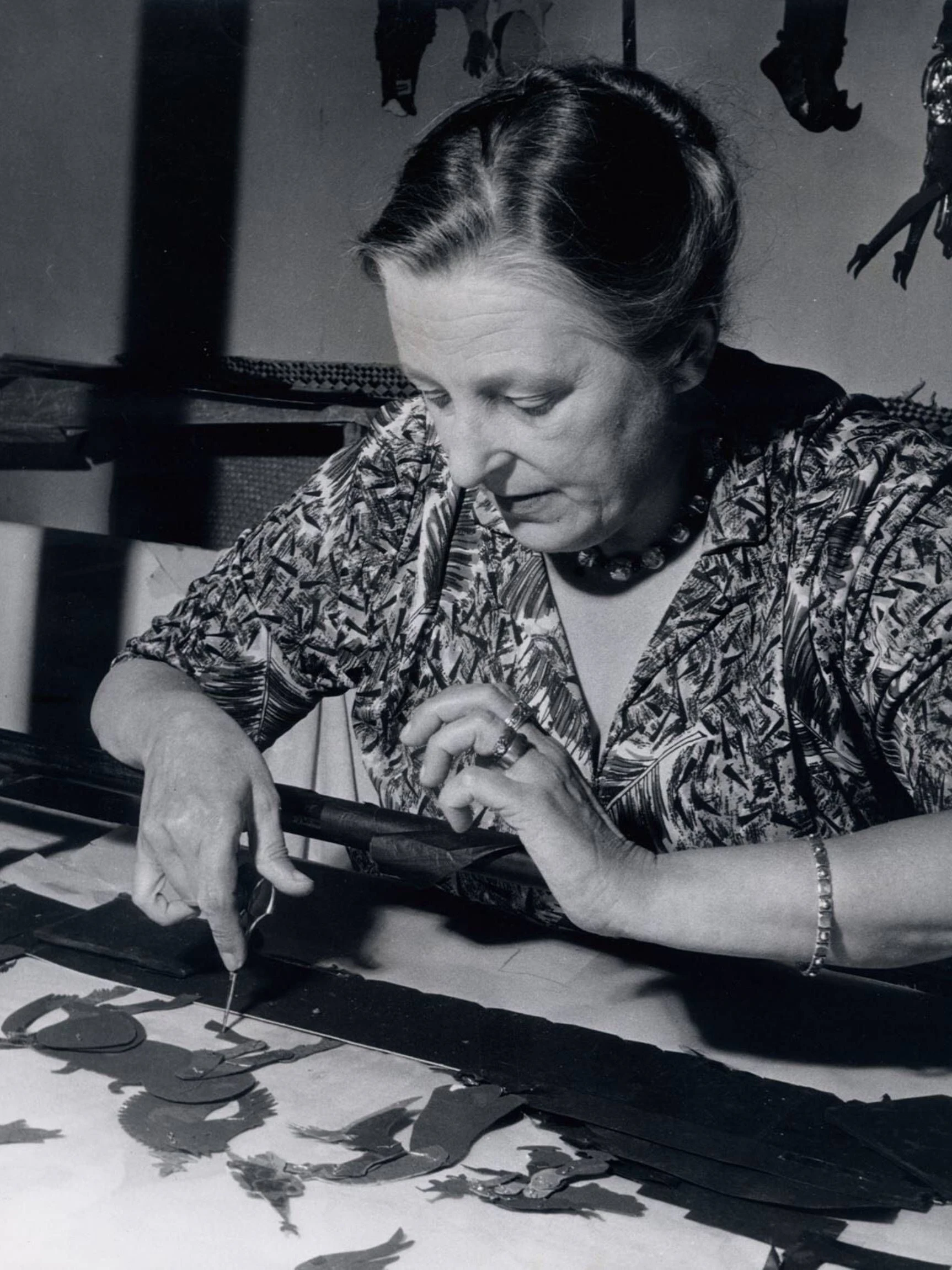 Lotte Reiniger arbeitet an ihrem animierten Film.