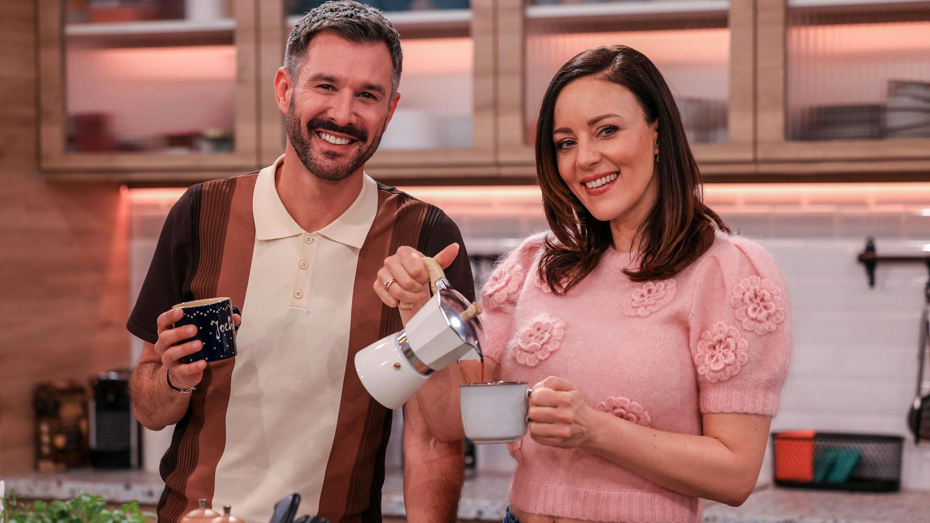 Ihre Gäste empfangen die Moderatoren Jochen Schropp und Jasmin Wagner erst mal in der Küche ihrer Show „Volles Haus!“.