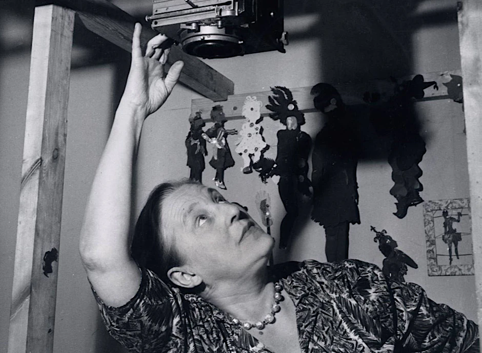 Lotte Reiniger stellt ihre Kamera ein.