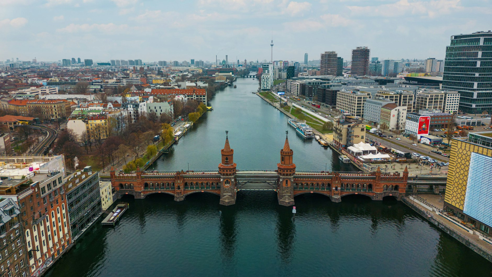 Die Oberbaumbrücke verbindet Friedrichshain und Kreuzberg.