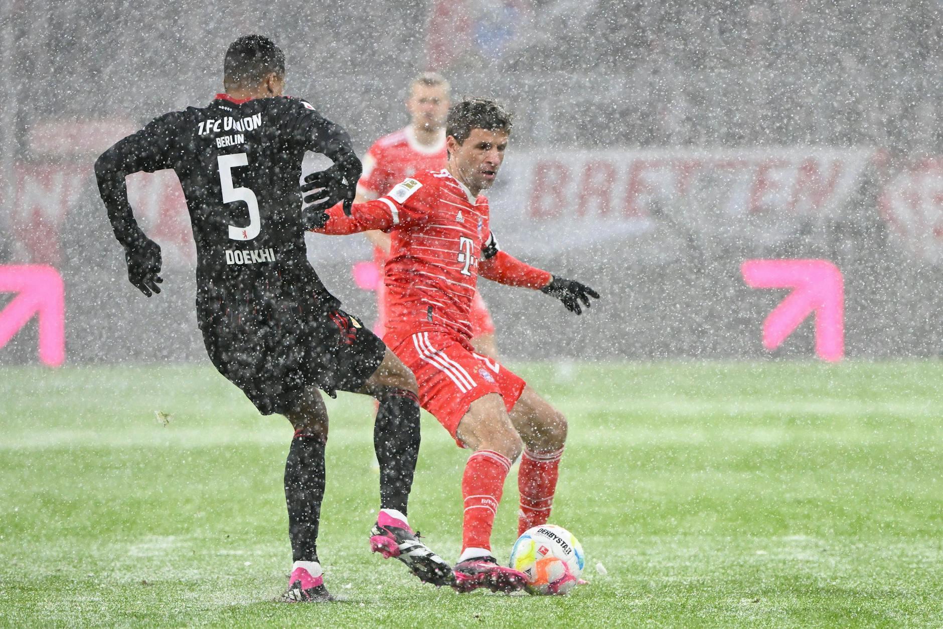 Thomas Müller behauptet im dichten Schneegestöber den Ball gegen Danilho Doekhi.