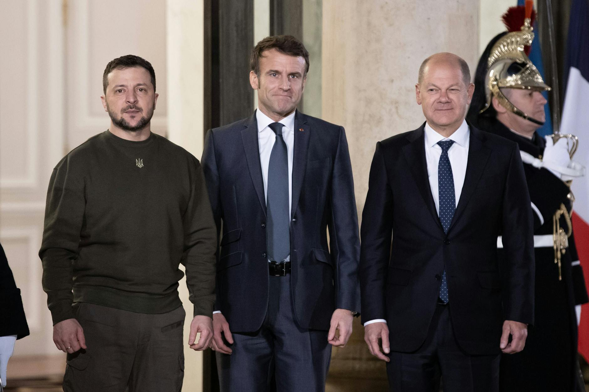 Beim Treffen in Paris Anfang Februar sollen Wolodymyr Selenskyj (l.), Emmanuel Macron (M.) und Olaf Scholz die Pläne erörtert haben.