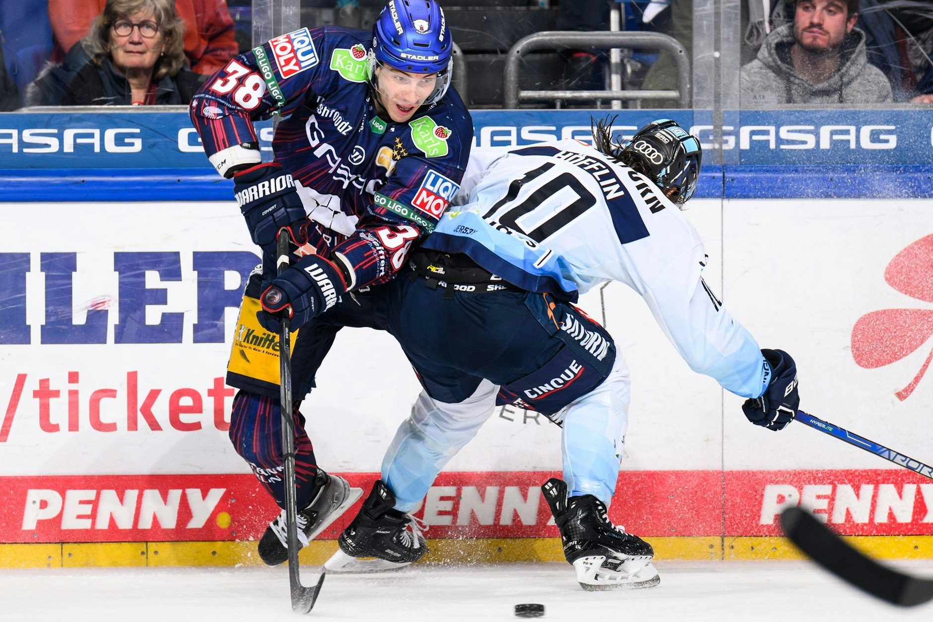 Wie schon in Mannheim macht Eisbär Yannick Veilleux (l.) auch gegen Ingolstadt mit einem Treffer ins leere Tor den Sack zu.