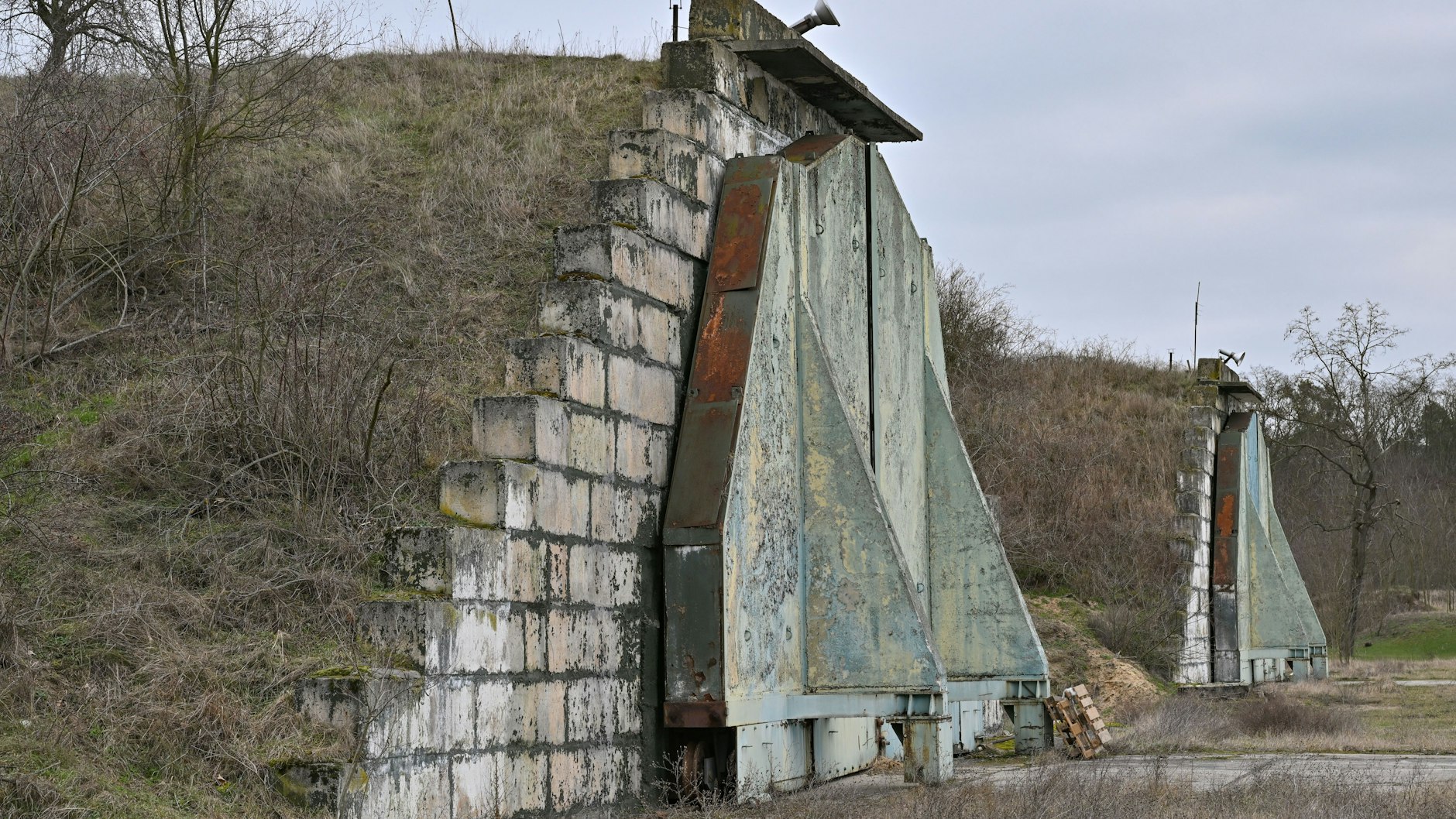 Zwei der MiG-Garagen dienen Fledermäusen als Schlafquartier