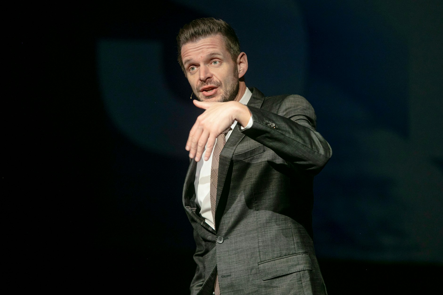 Florian Schröder bei einem Bühnenauftritt seines aktuellen Programms